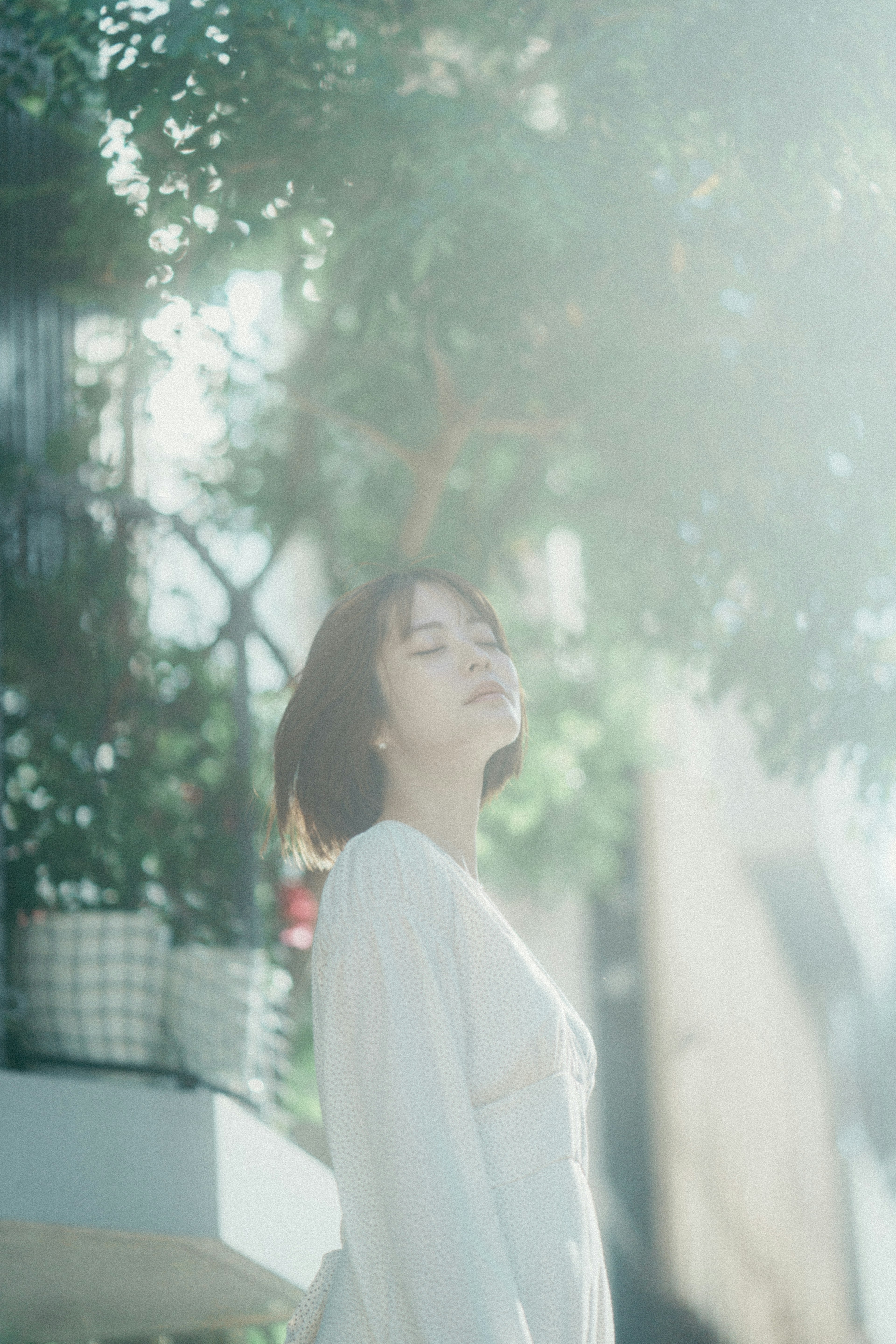 Retrato de una mujer sonriendo en luz brillante