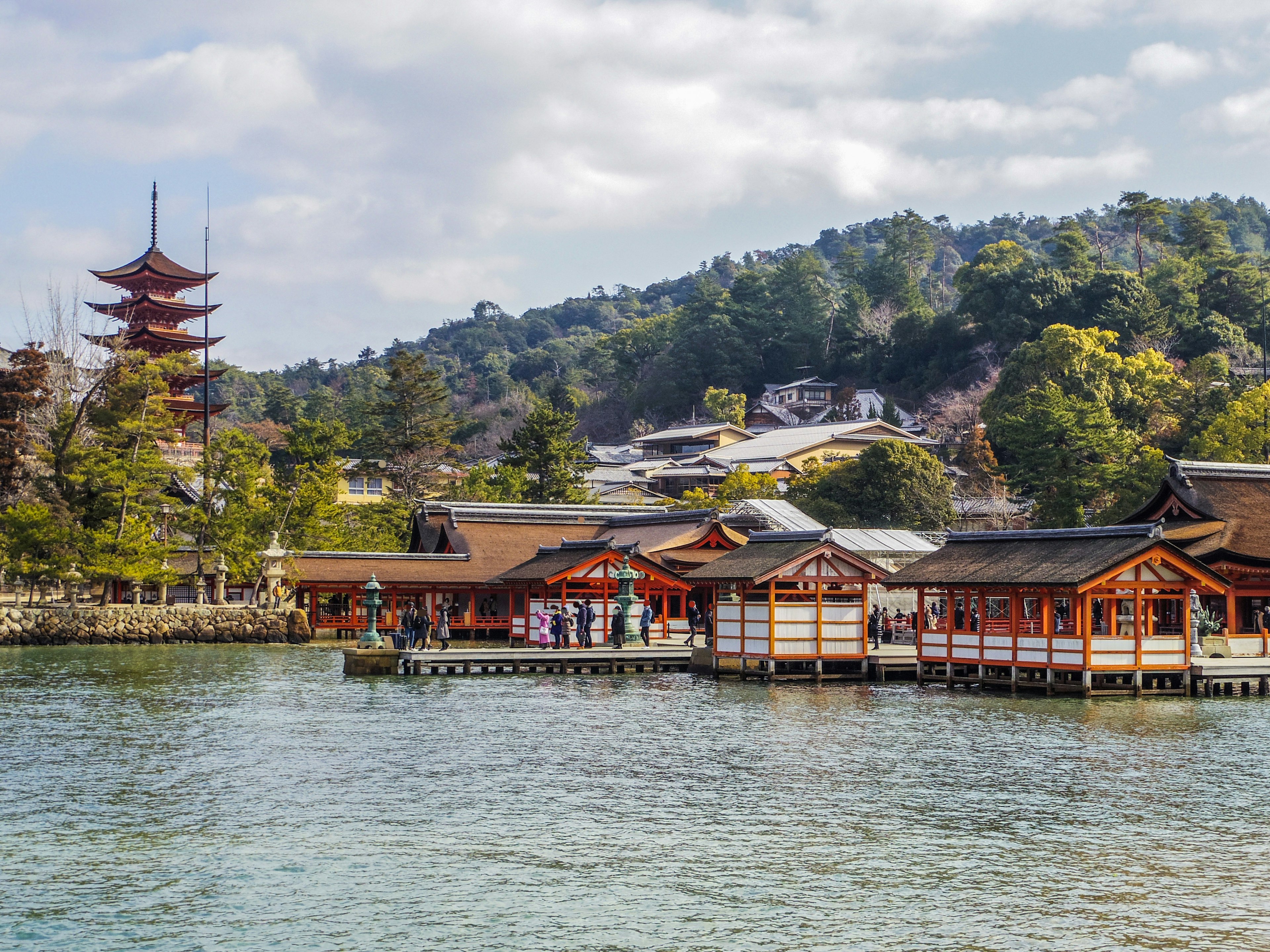 Bâtiments japonais traditionnels sur l'eau avec une pagode en arrière-plan