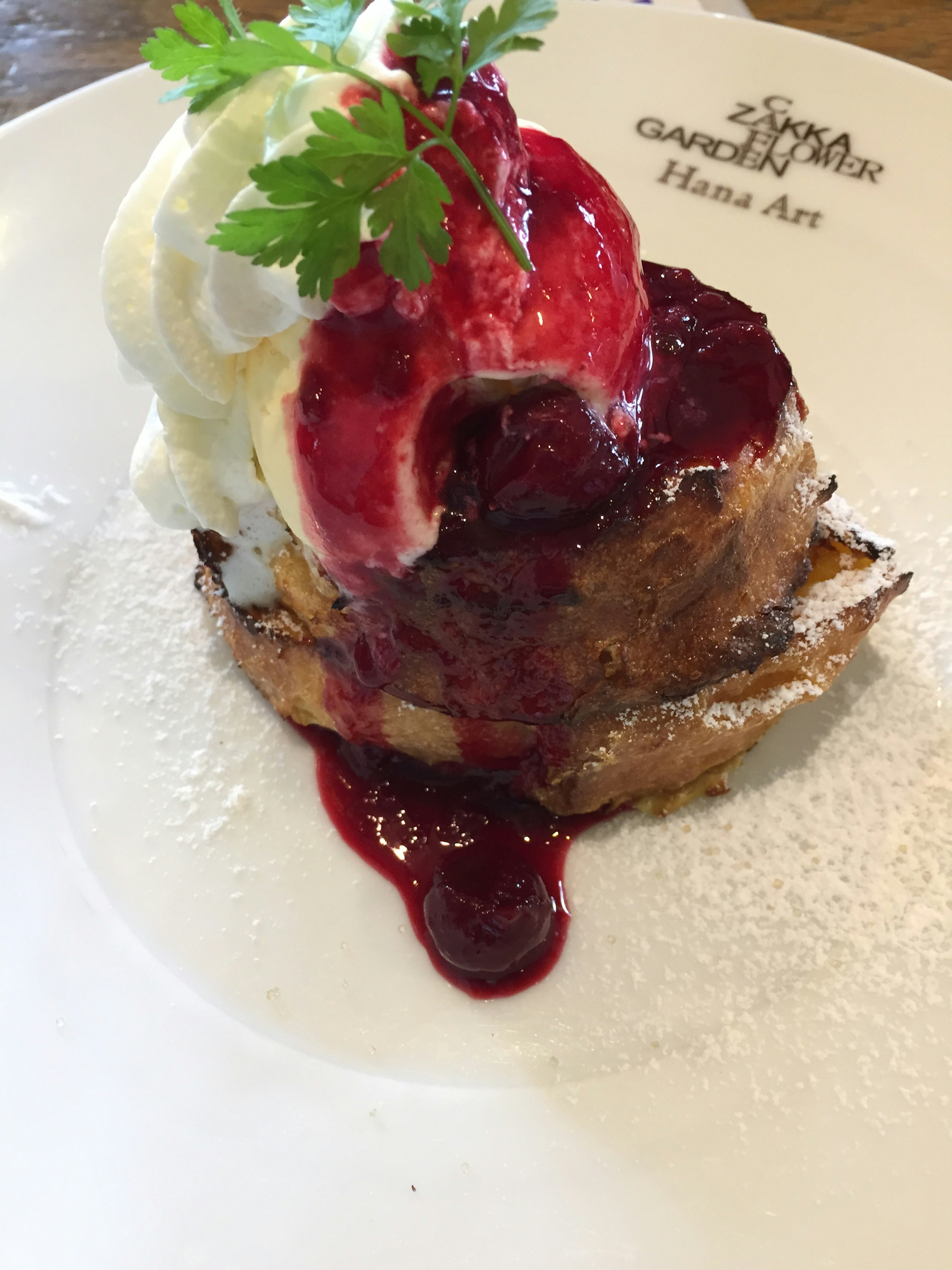 Delizioso piatto di dessert con toast francese guarnito di gelato e salsa di frutti di bosco