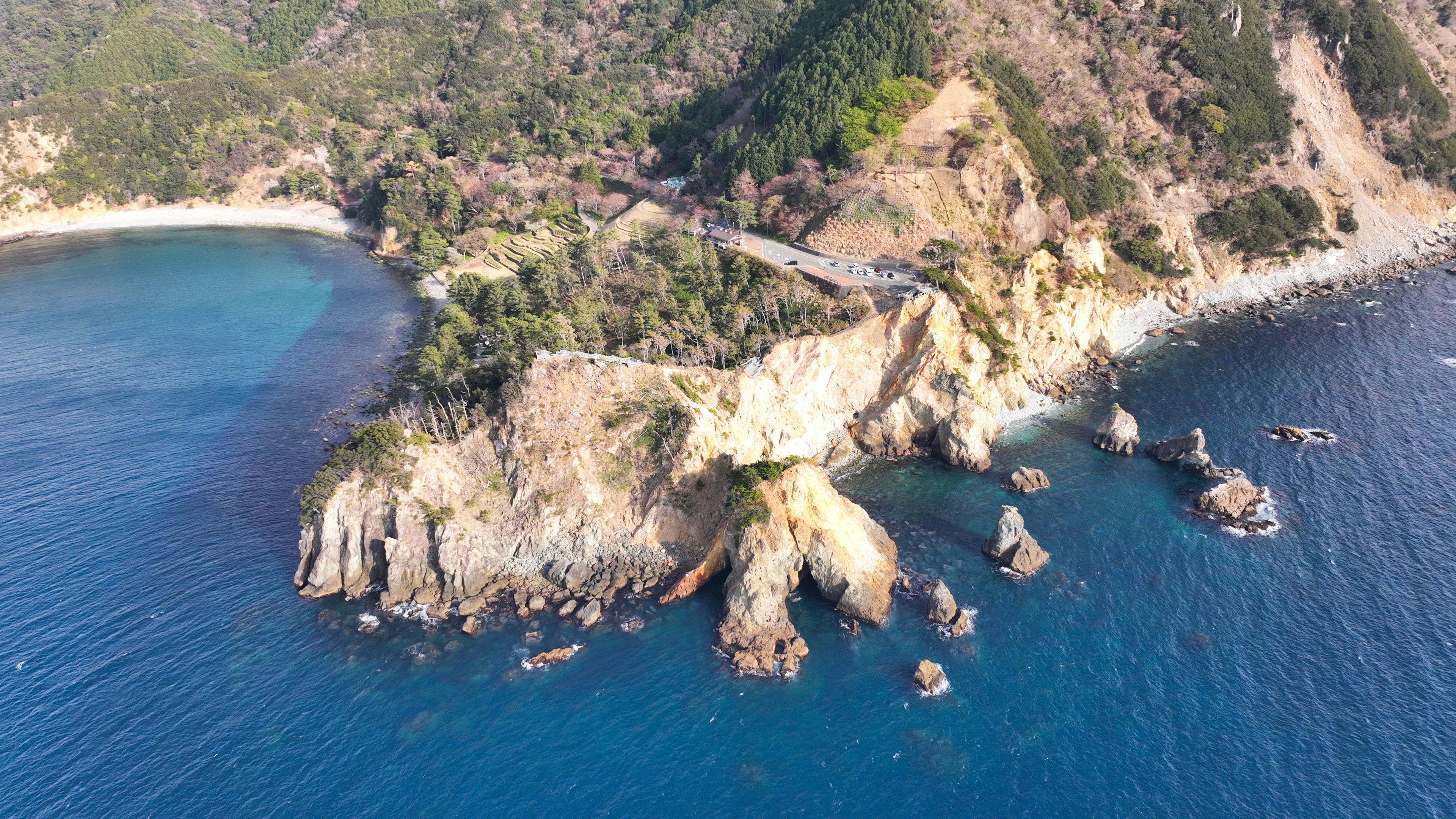 Eine atemberaubende Küstenlandschaft mit Klippen umgeben von blauem Meer