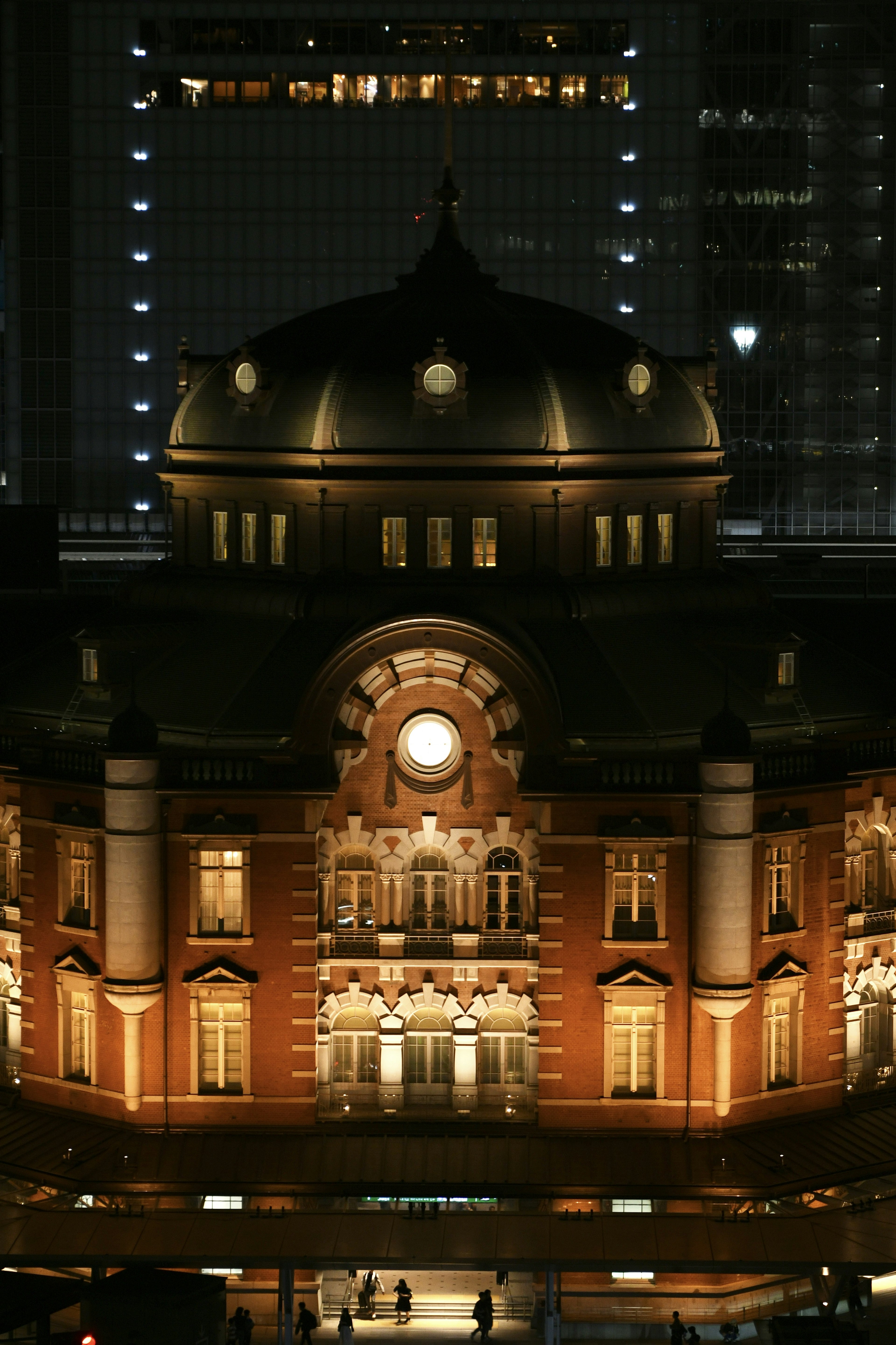 Stasiun Tokyo yang diterangi di malam hari menampilkan arsitektur bersejarah