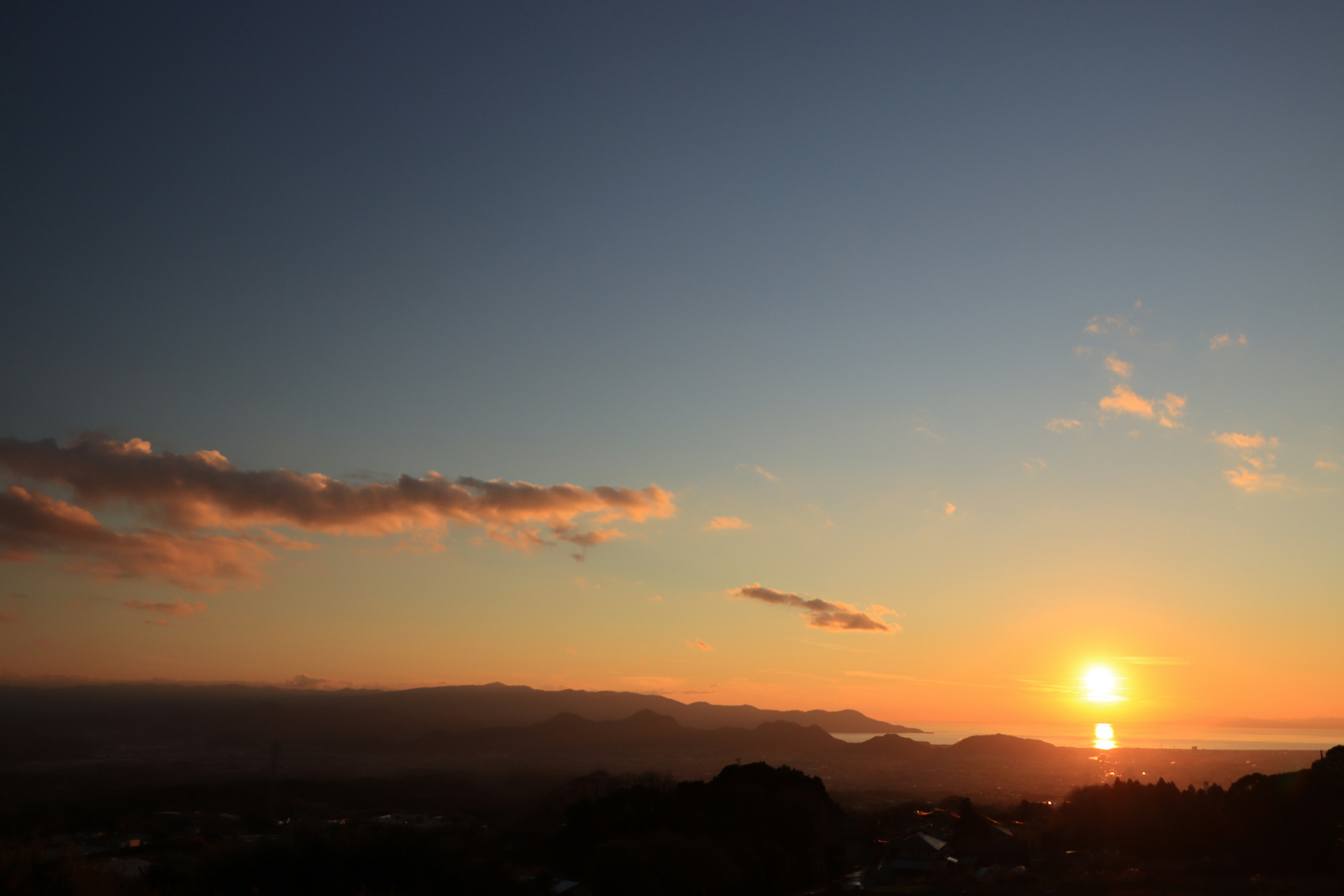 Schöner Sonnenuntergang über dem Ozean mit Wolken am Himmel