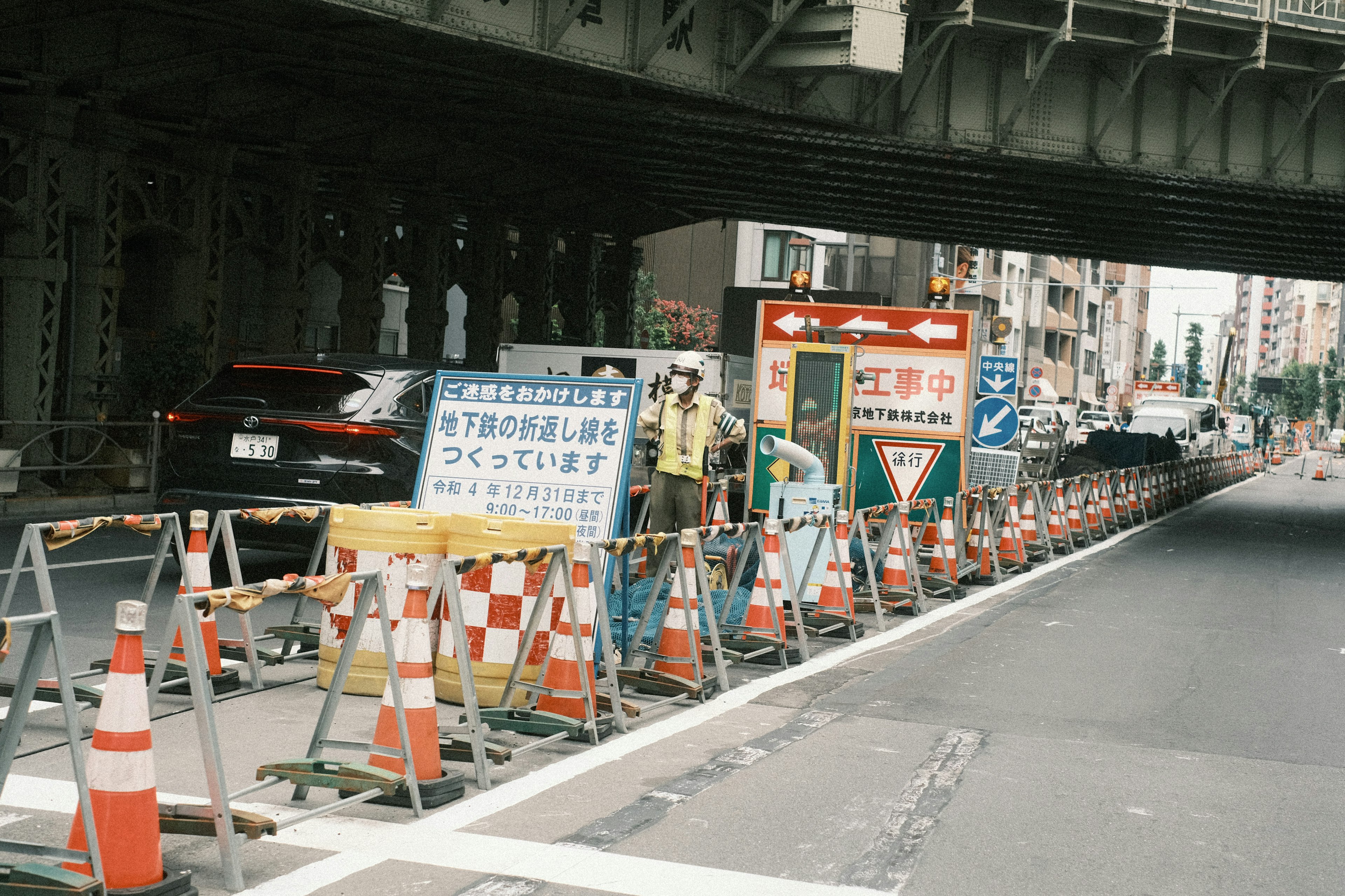 Verkehrskontrolle und Warnschilder für Straßenbauarbeiten