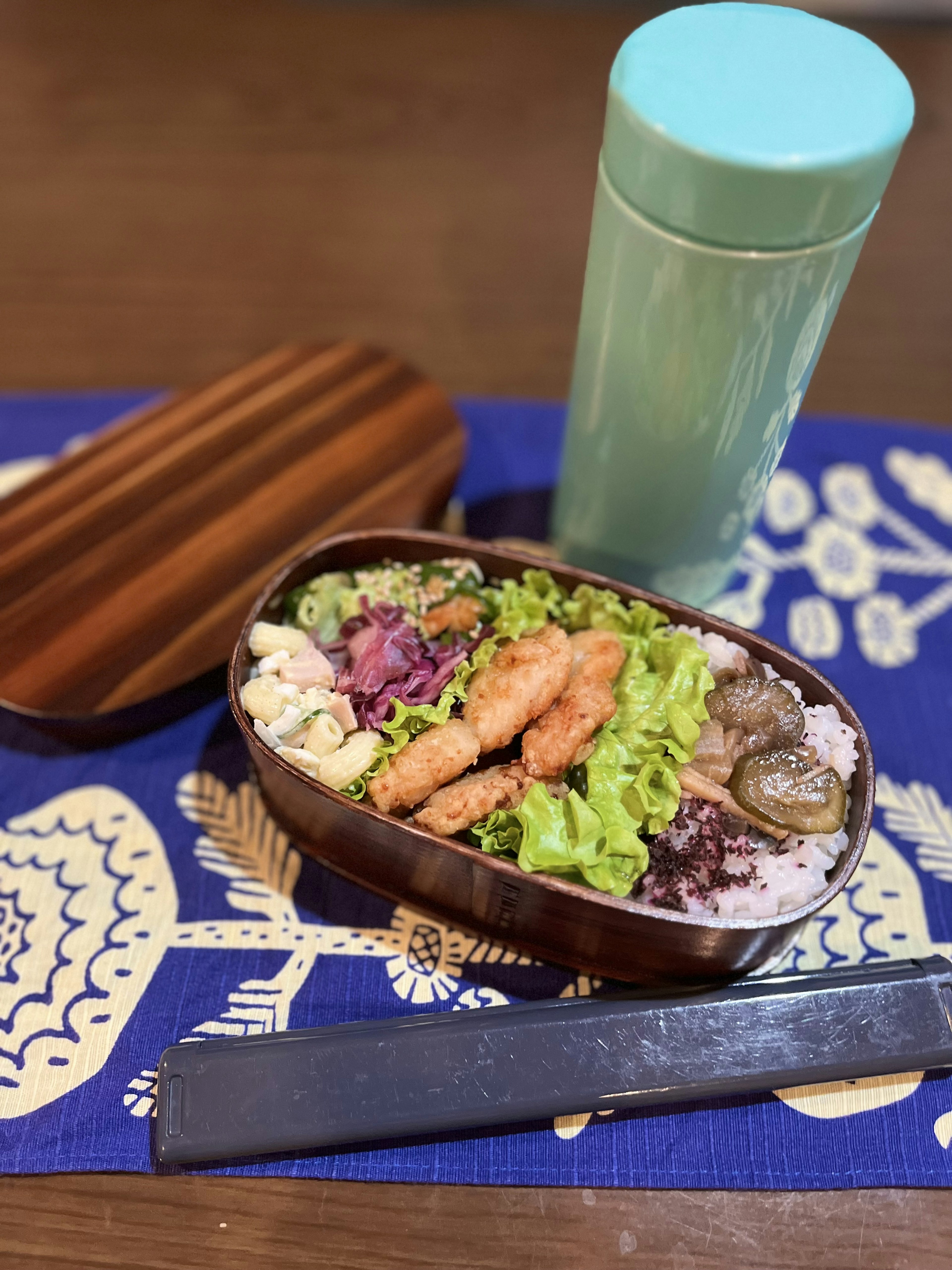 Scatola bento in legno piena di insalata colorata e riso