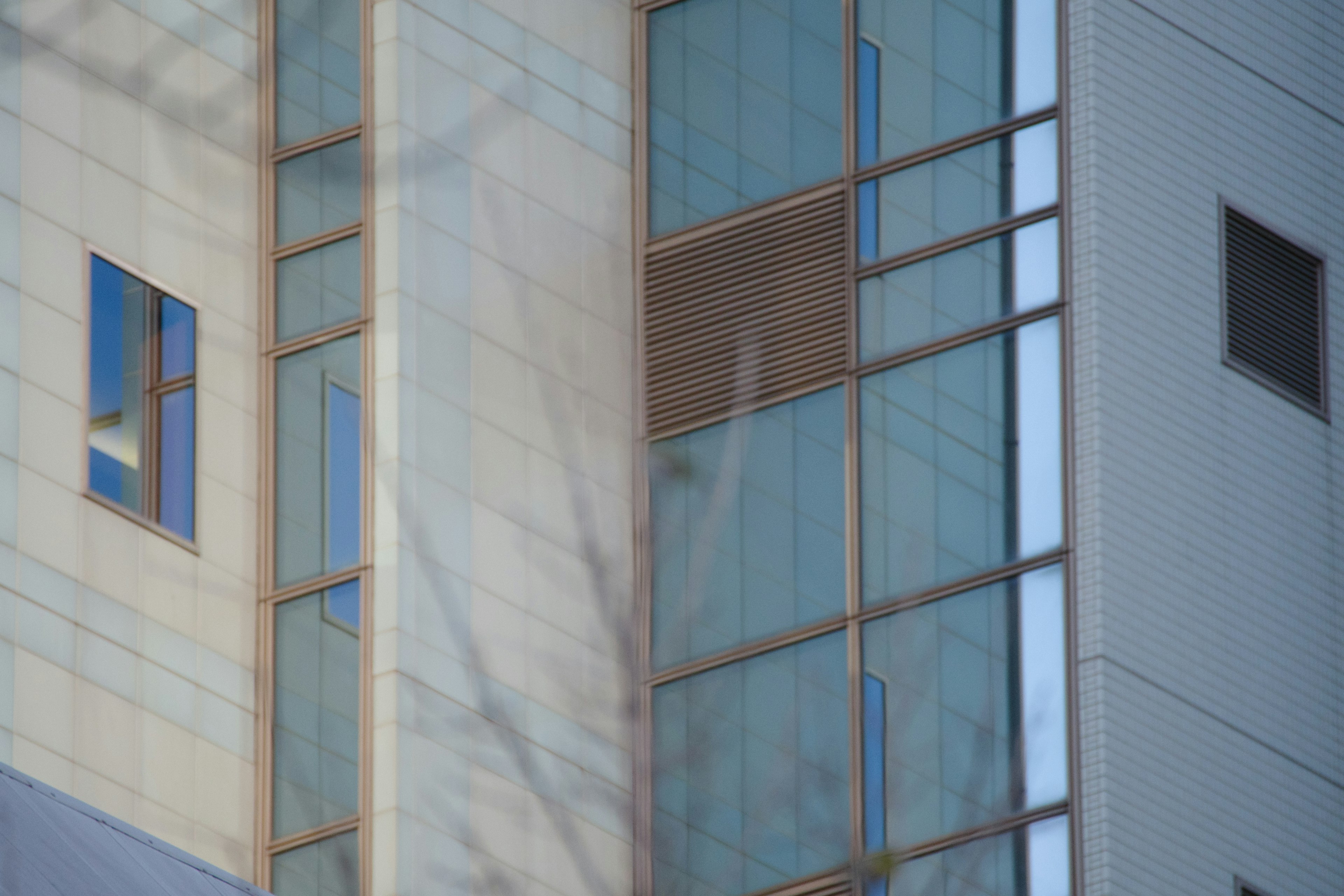 Gros plan sur un bâtiment moderne avec des fenêtres en verre et en bois