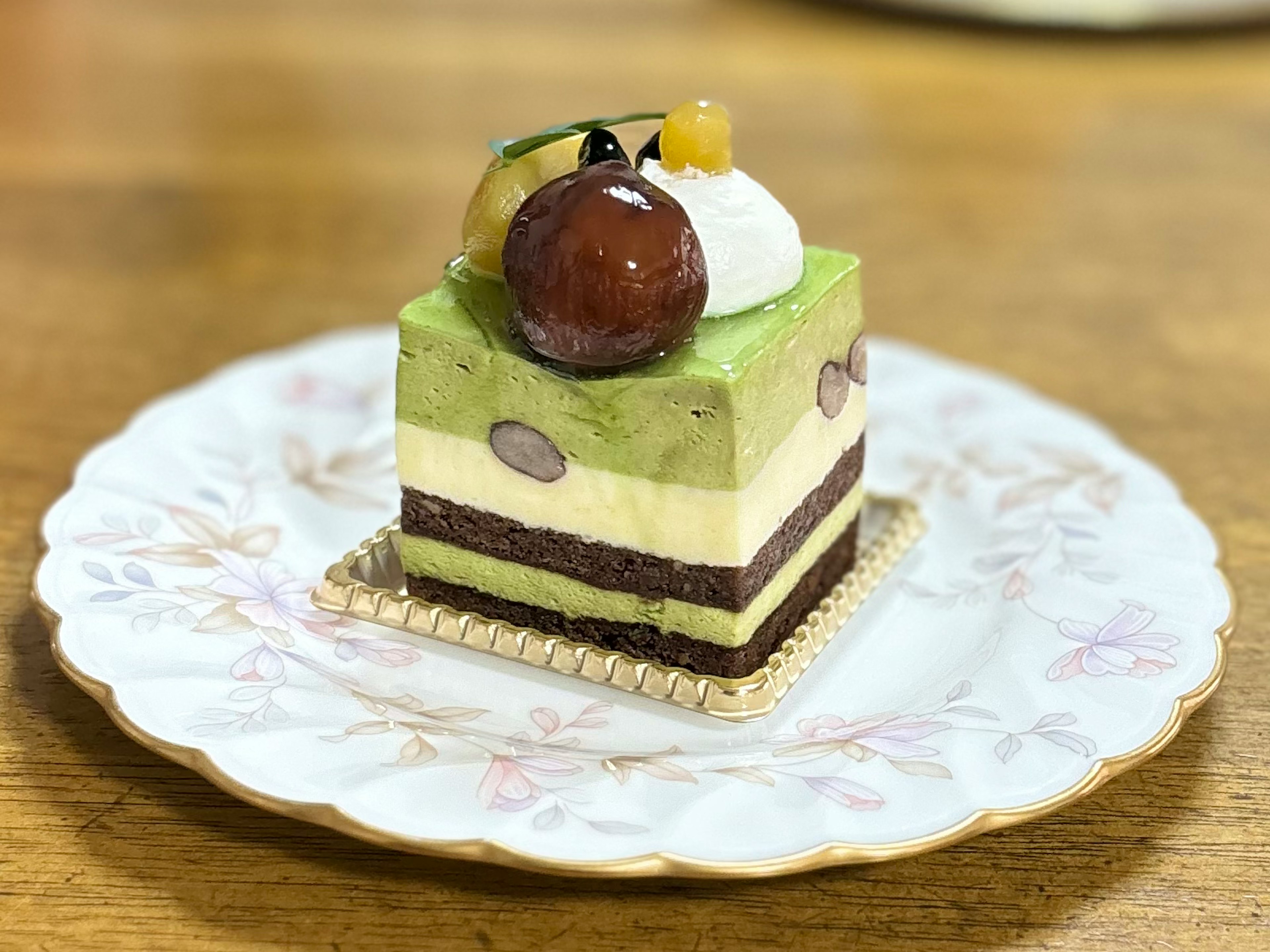 緑茶クリームケーキが白い皿に盛られている