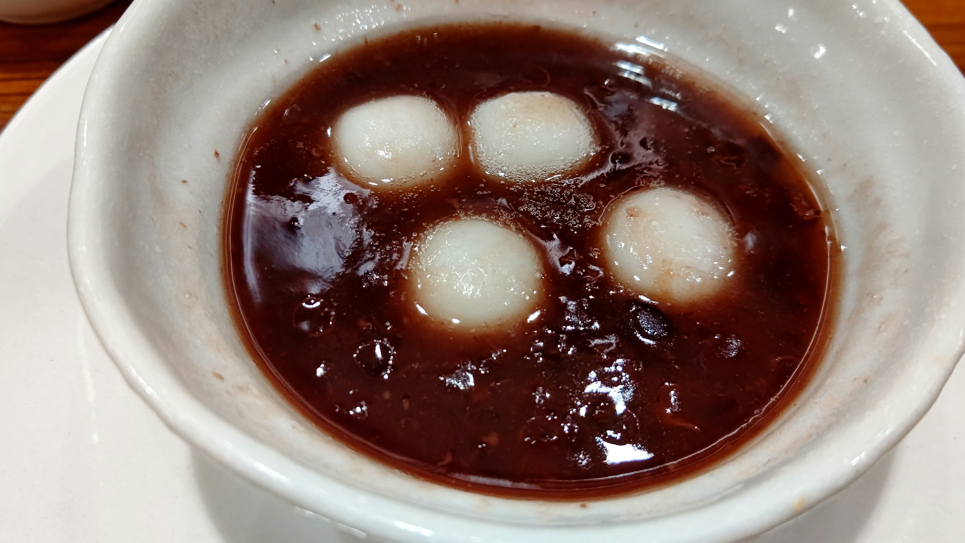 Soupe de haricots rouges sucrée avec des boulettes blanches flottantes