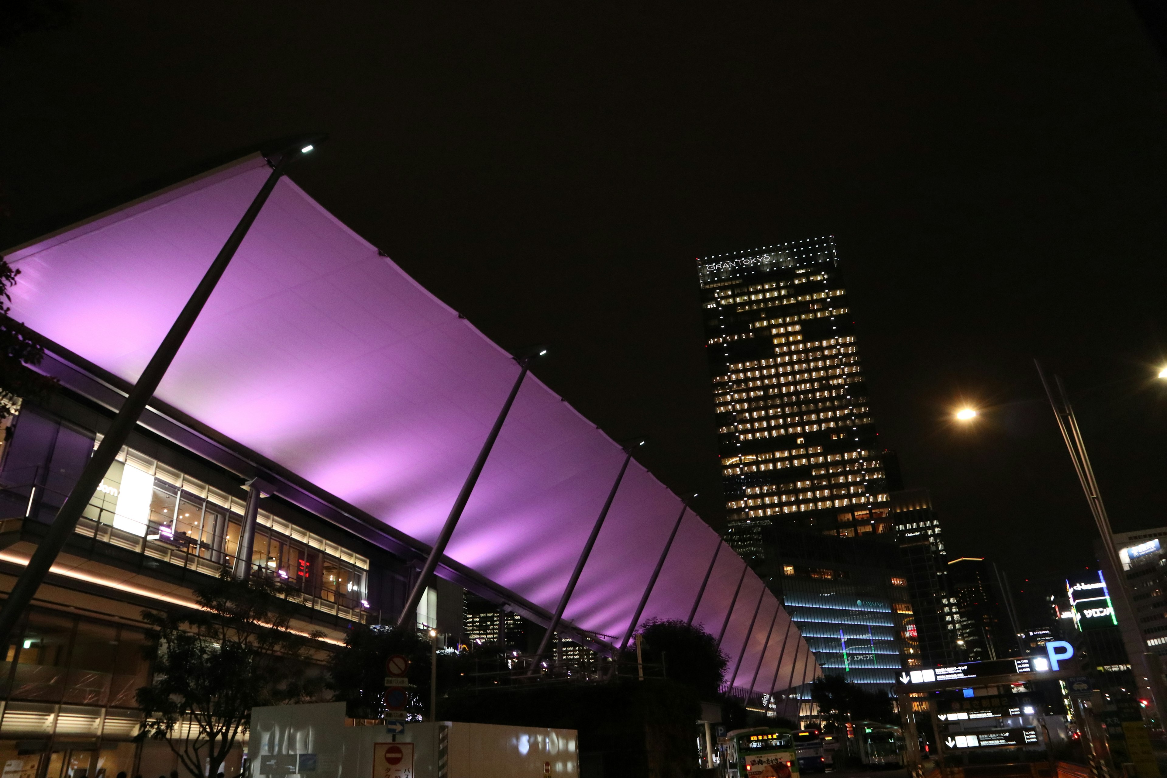 夜間城市景觀 紫色頂篷和亮燈摩天大樓