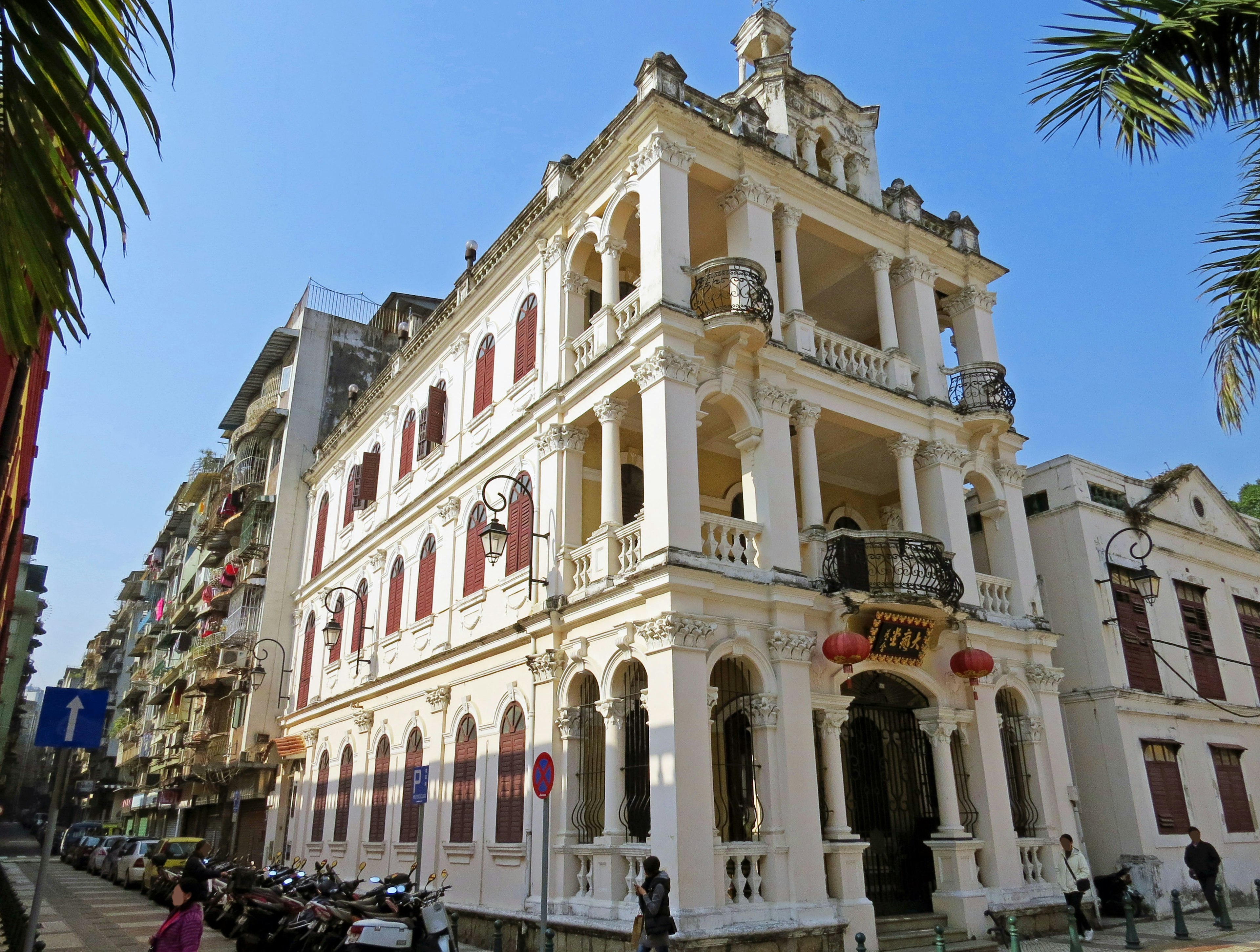 Historisches Gebäude mit weißer Fassade und roten Fensterrahmen