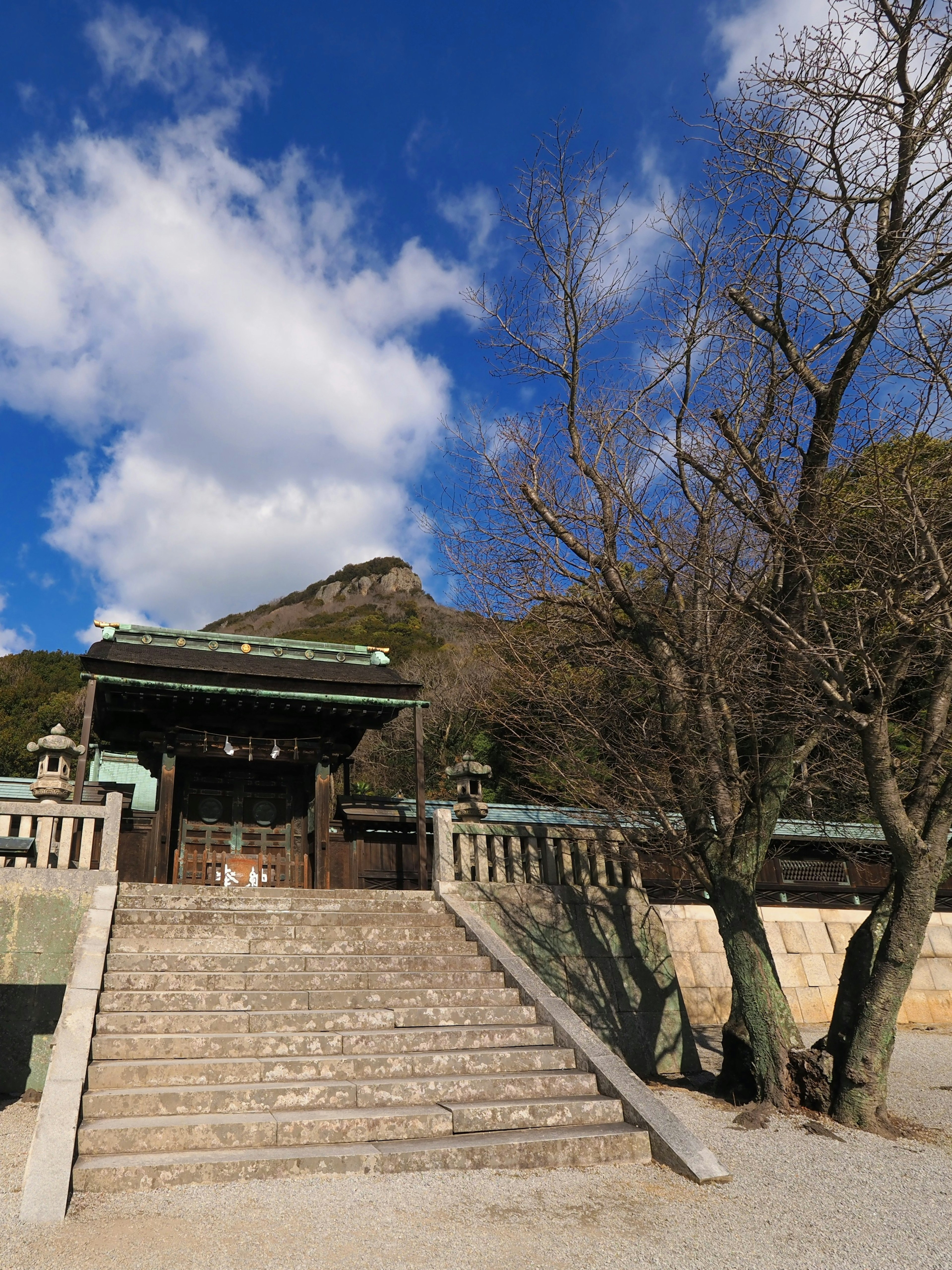 通往山脚下神社的石阶，在蓝天和白云下