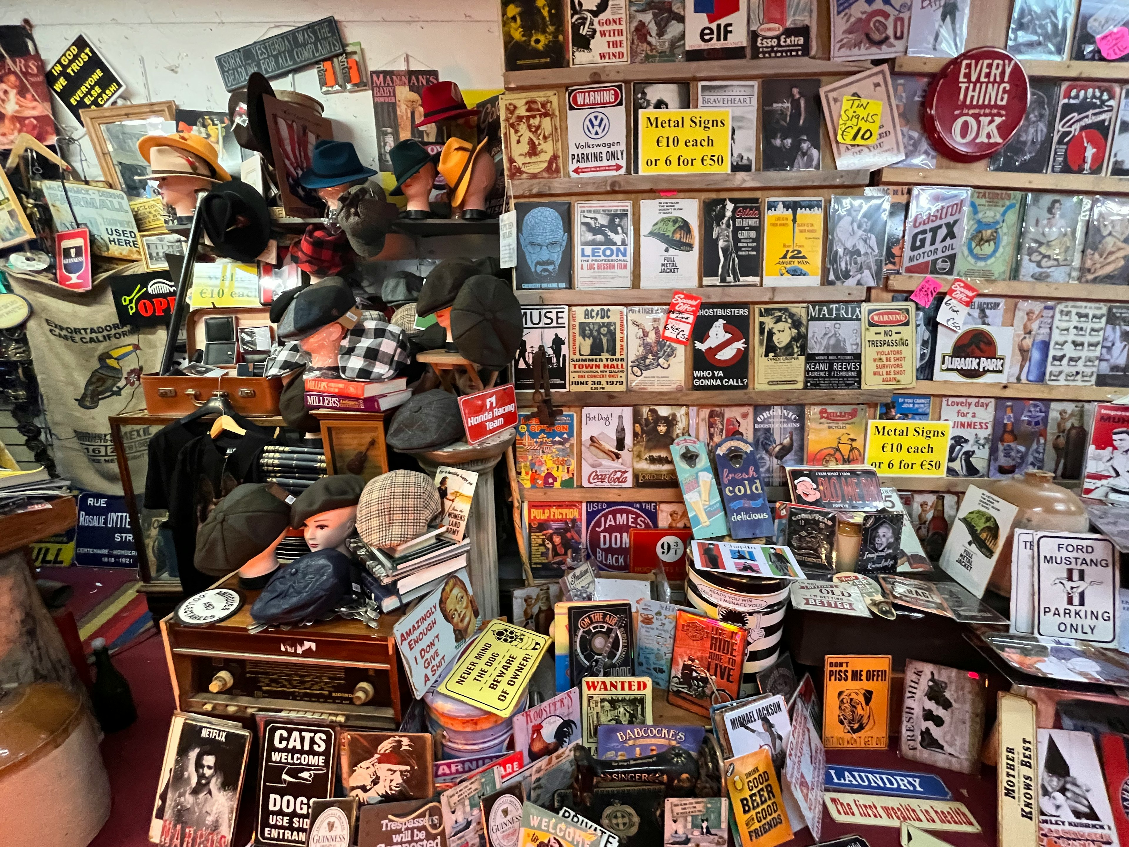 Interior toko barang antik penuh dengan topi dan buku vintage