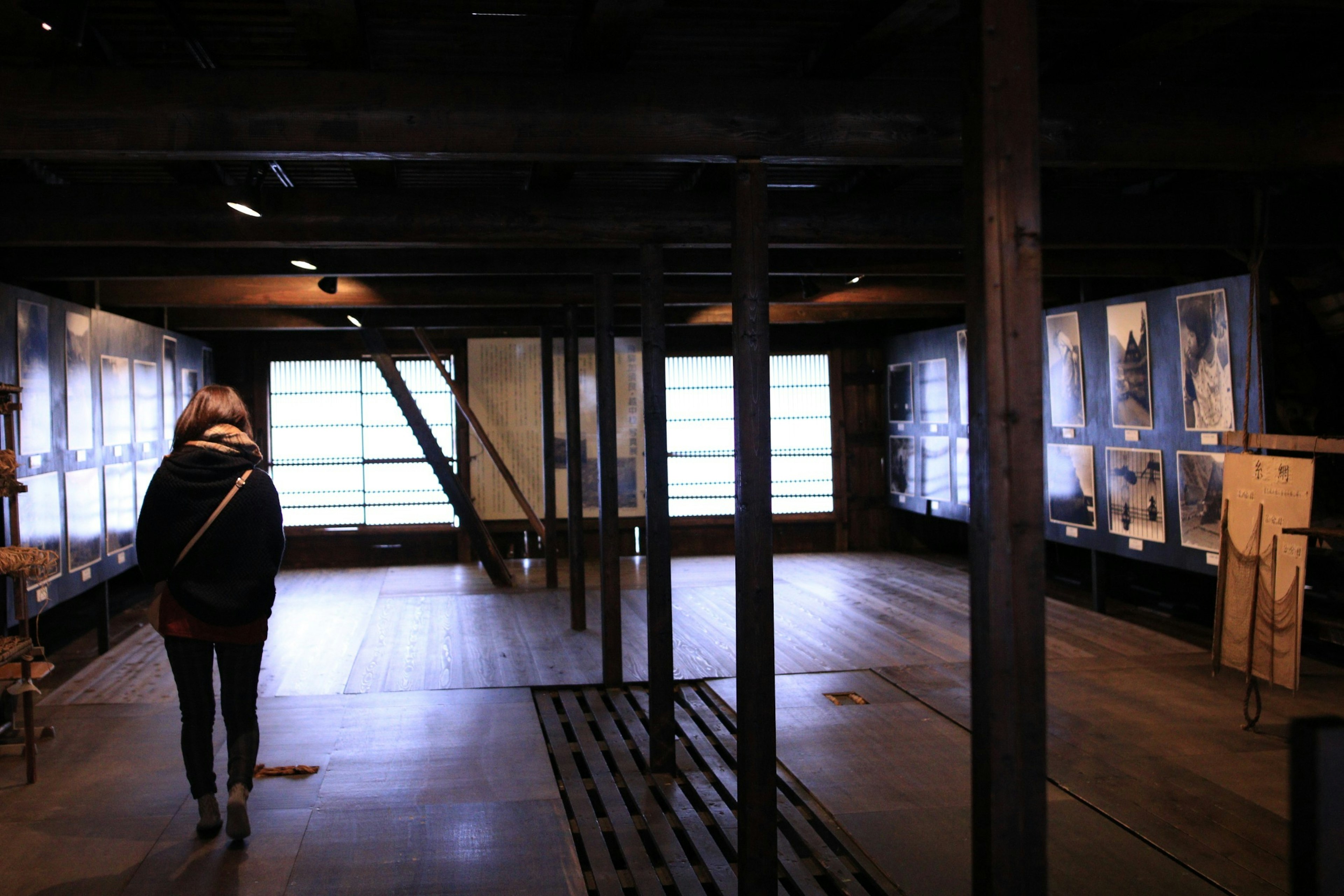 Interior de un museo con suelos de madera y arte expuesto en las paredes