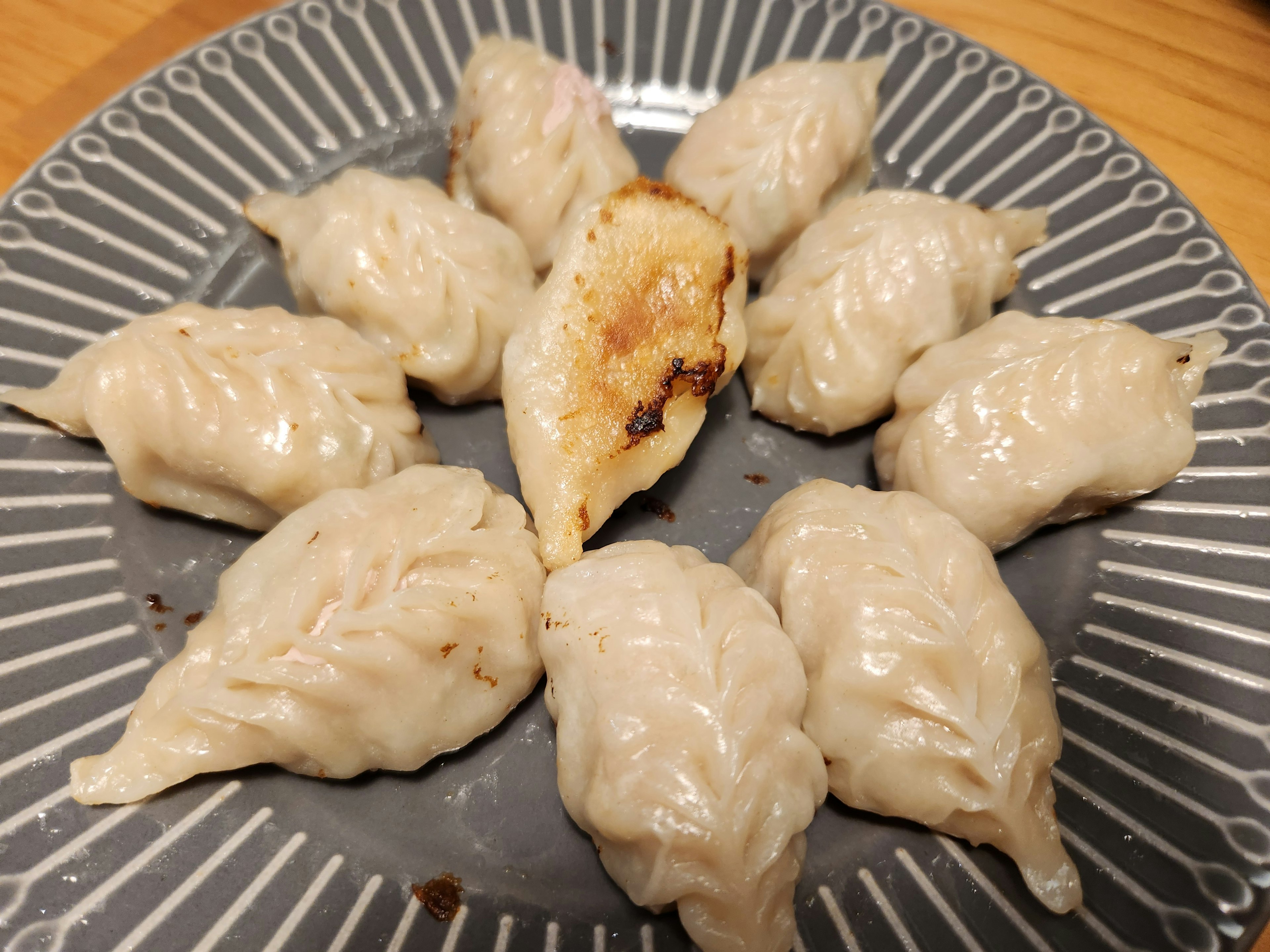 皿に盛られた焼き餃子の美しい盛り付け