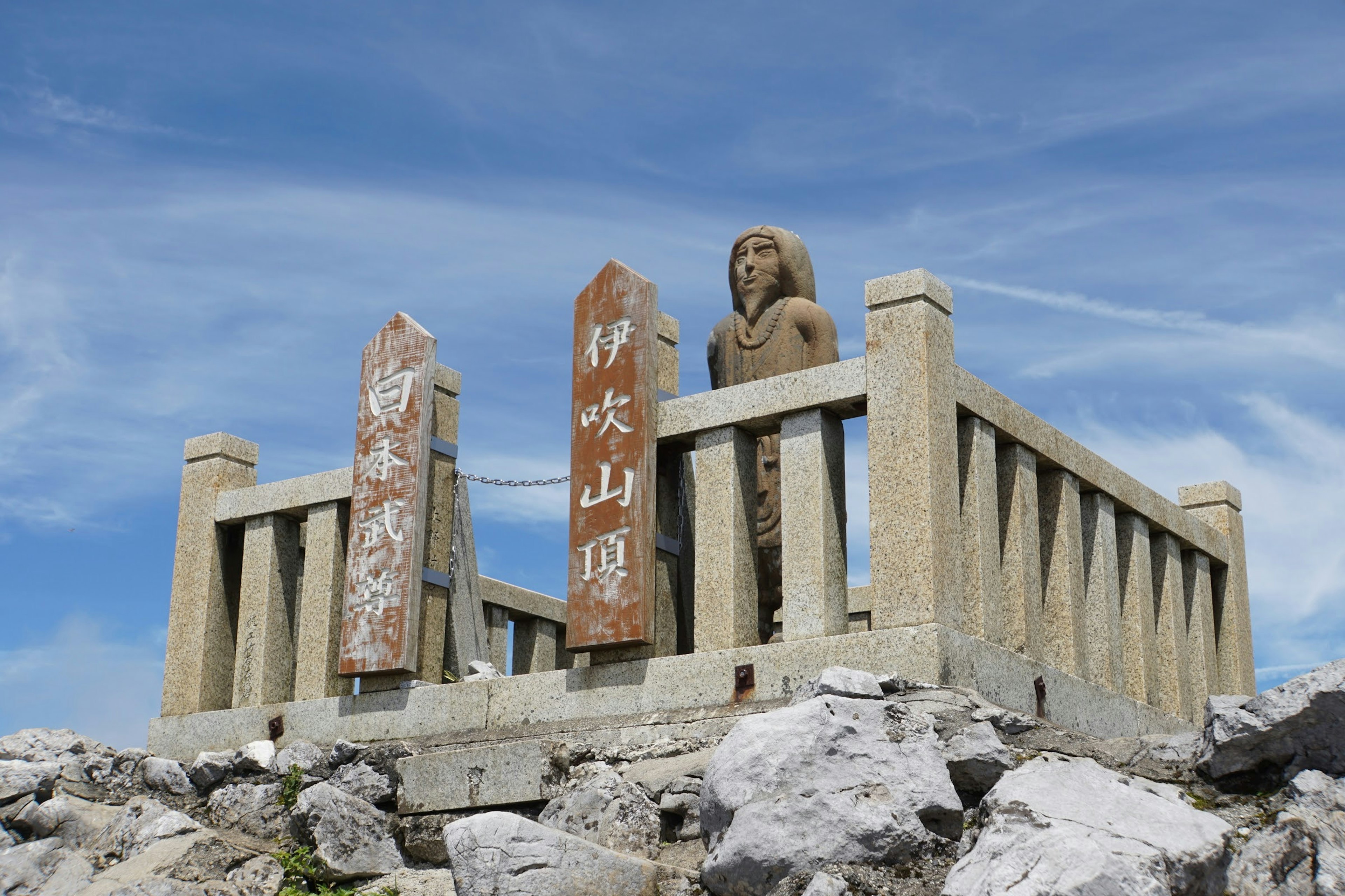 Sculture in pietra e segnali sulla cima della montagna