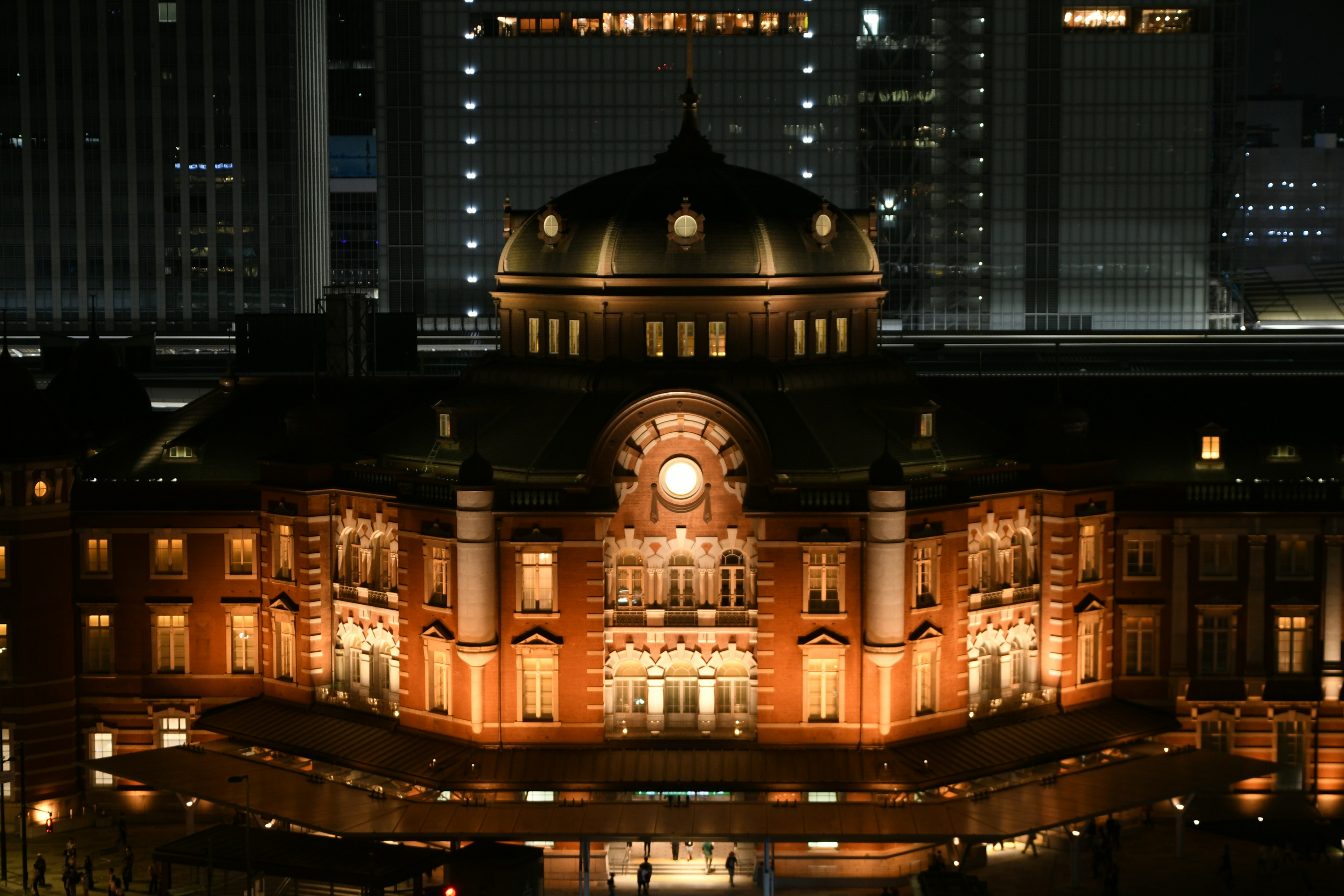 Stazione di Tokyo storica illuminata di notte che mostra la sua bellezza architettonica