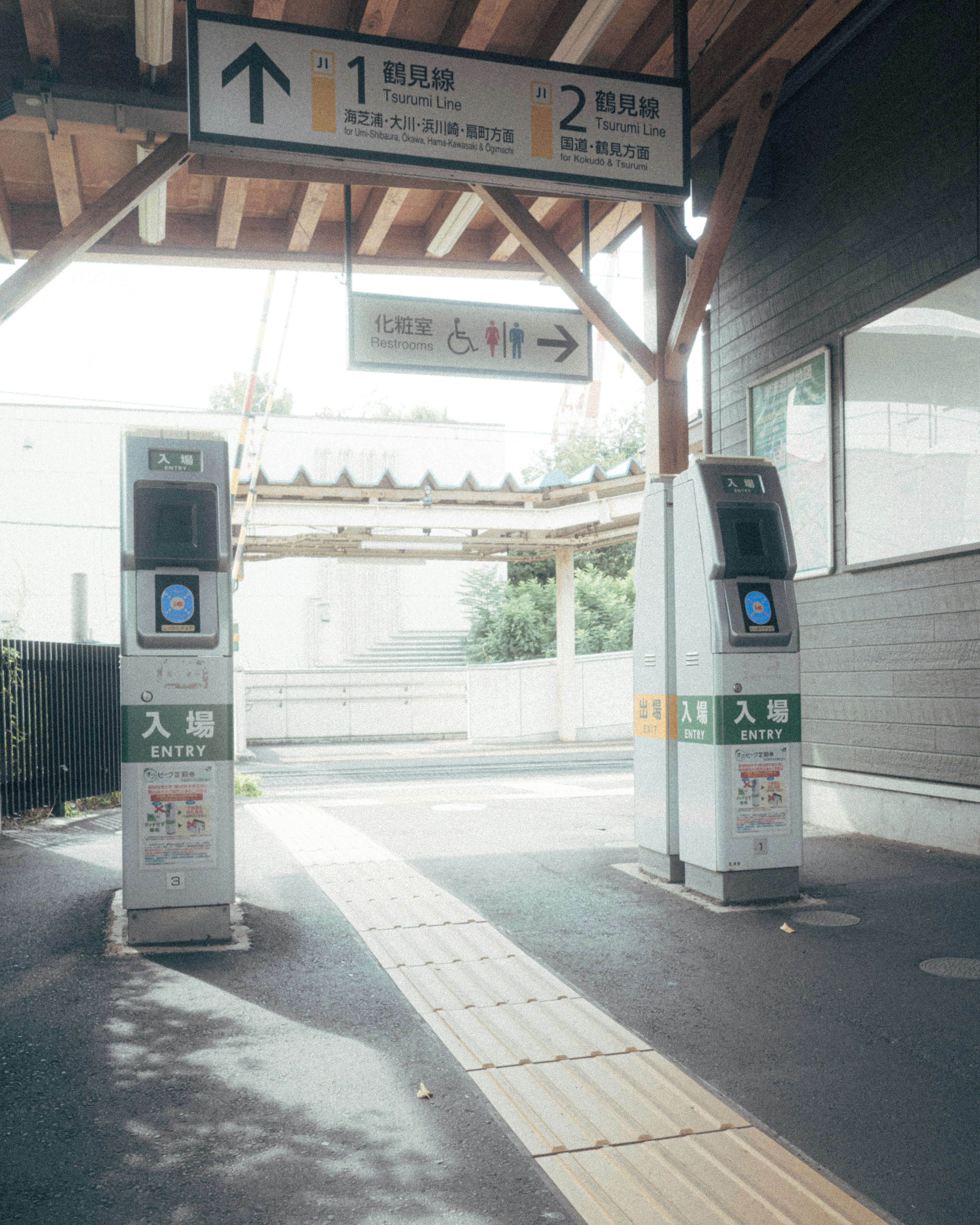 駅の入口にある自動券売機と案内標識