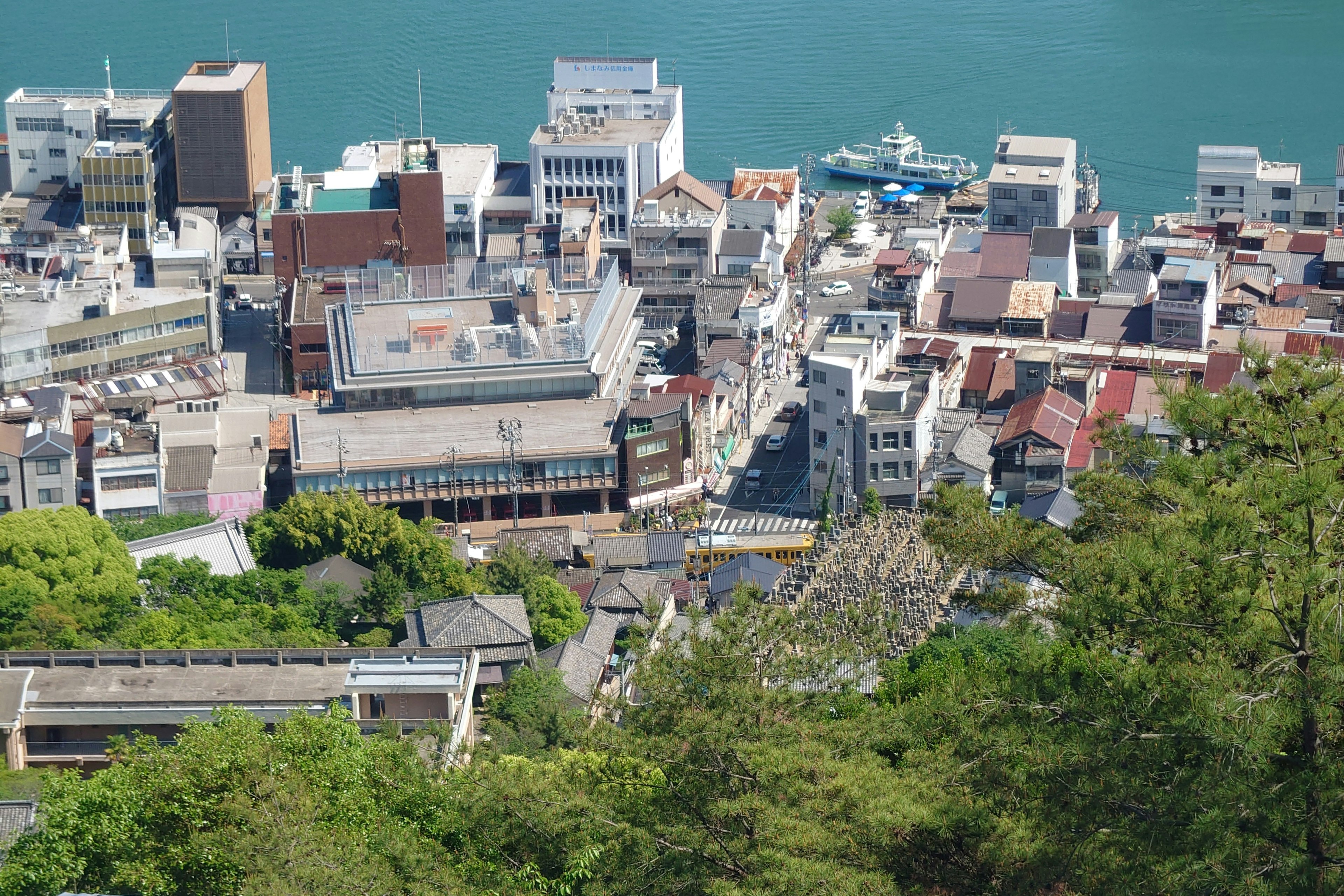 Vista aérea de una ciudad costera con edificios y vegetación