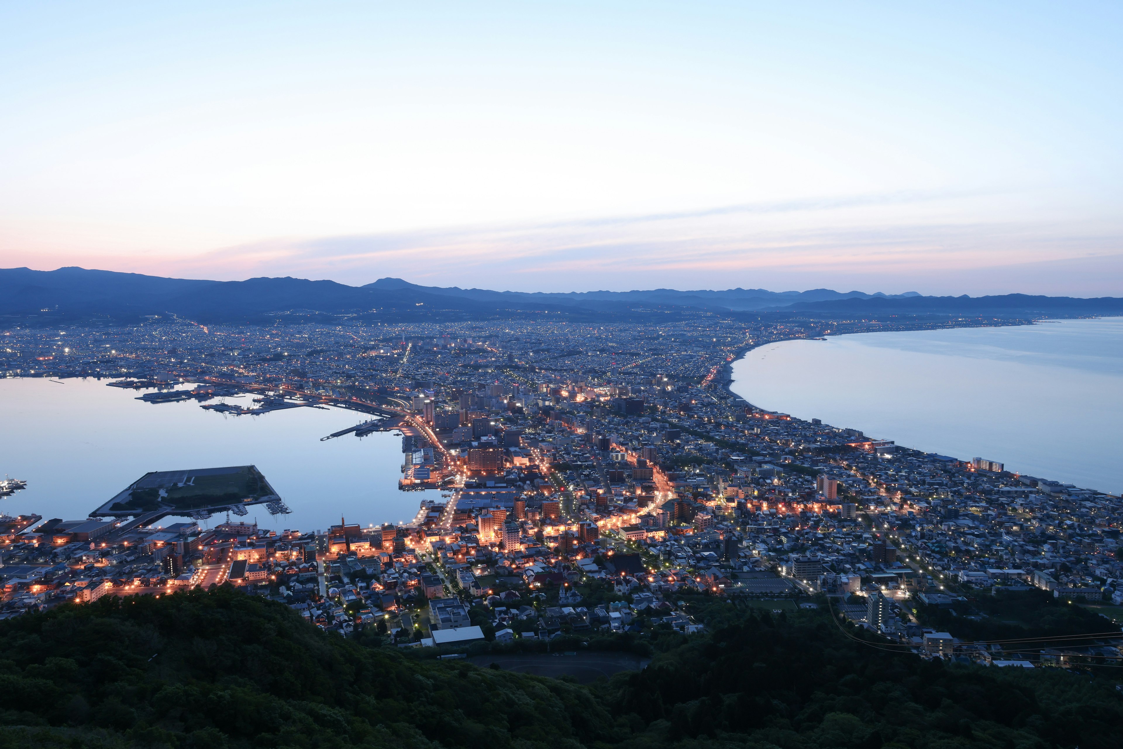 Magnifique paysage urbain côtier au crépuscule