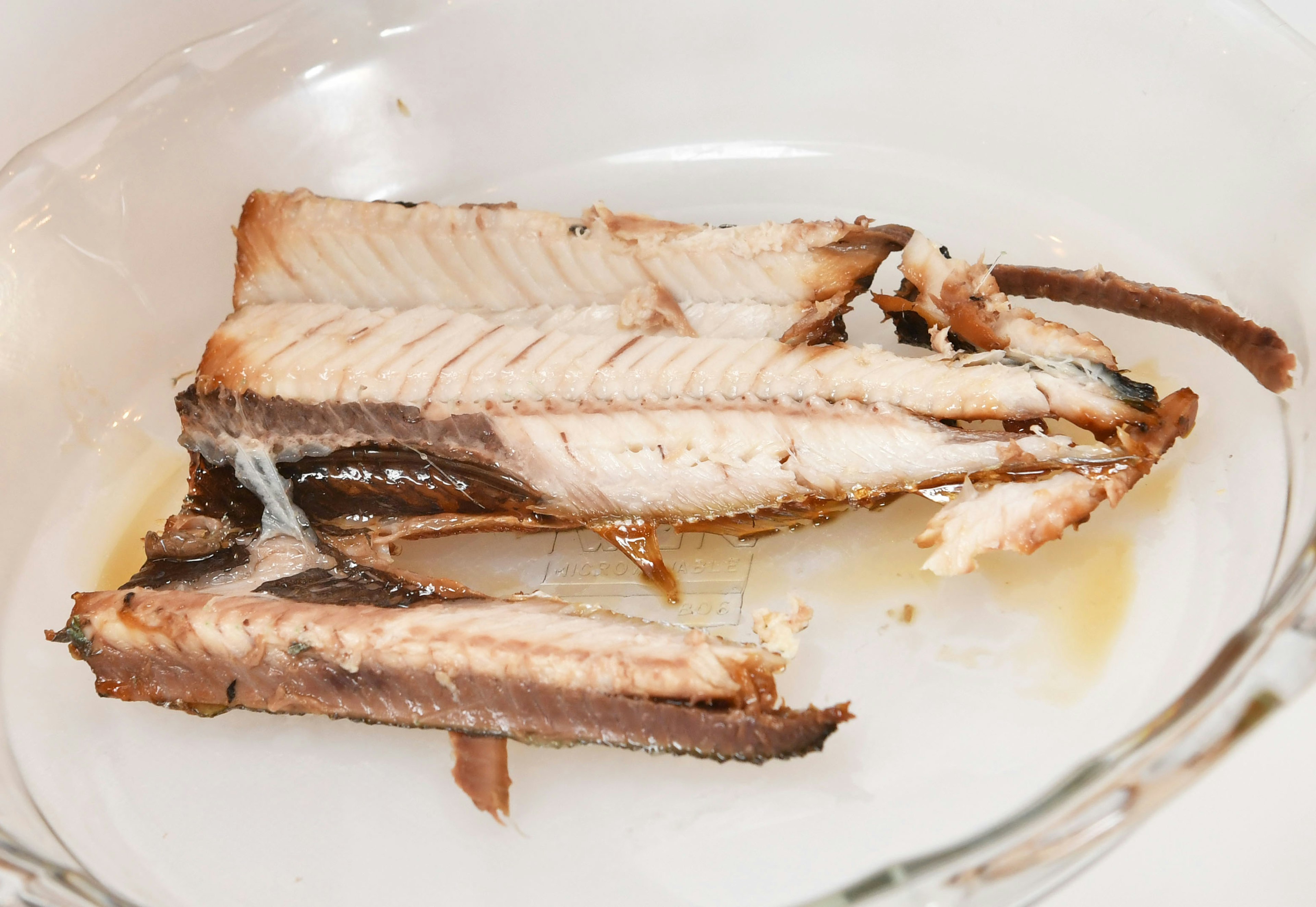 Lonchas de salmón ahumado en un plato blanco