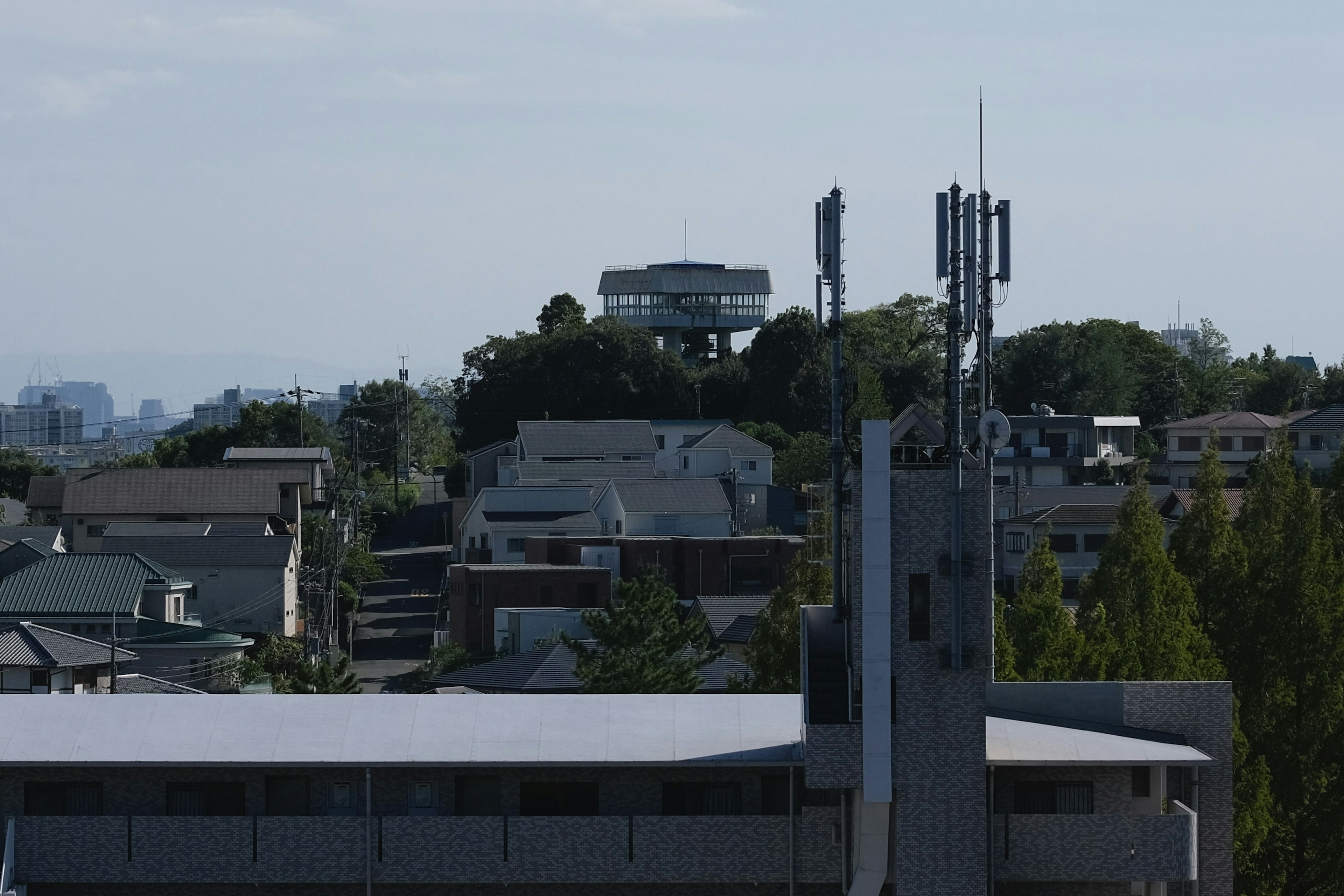 Torre de agua en una colina rodeada de edificios residenciales