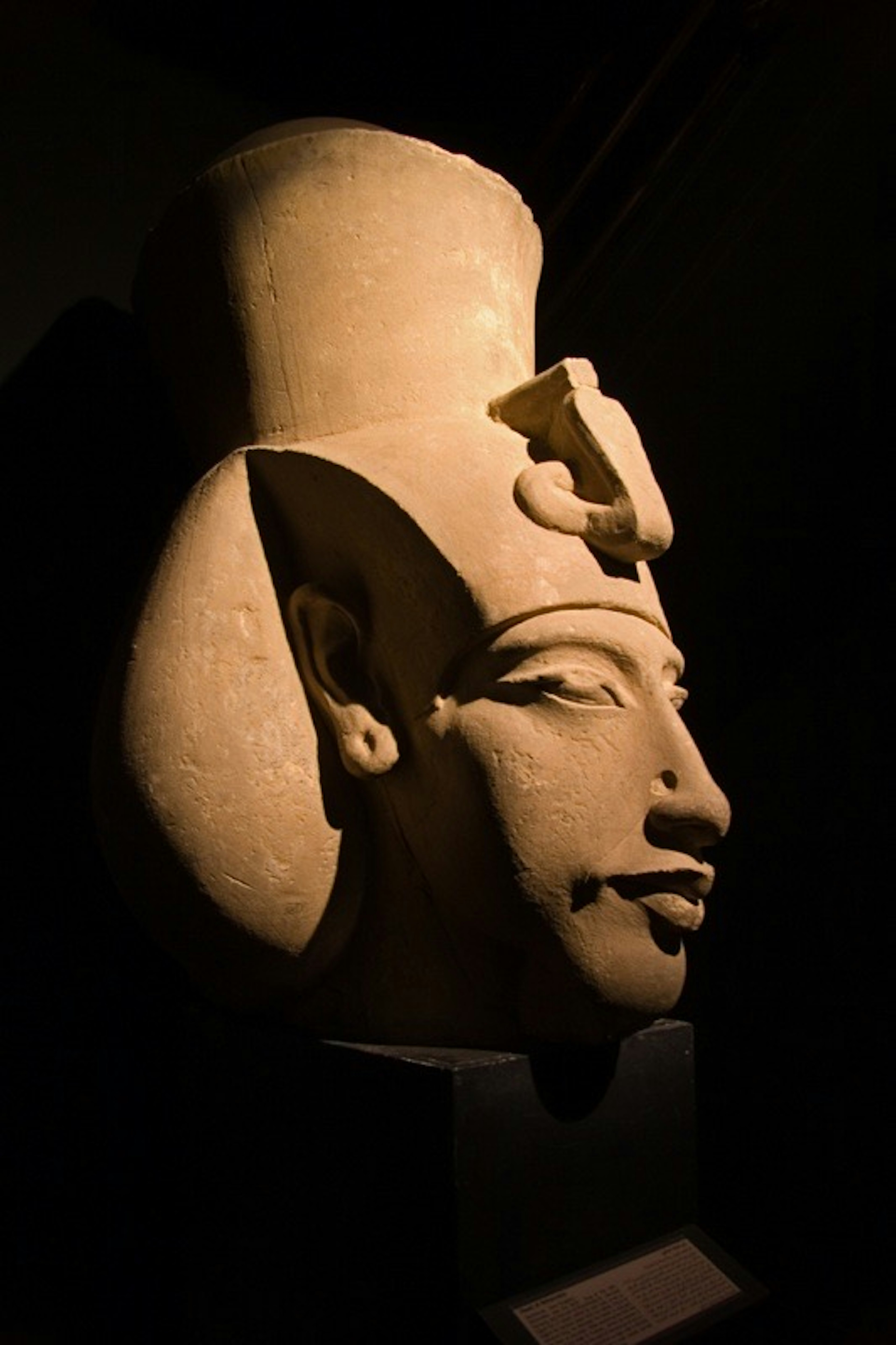 Vue de profil d'une statue de pharaon égyptien avec une peau lisse et un couvre-chef distinctif