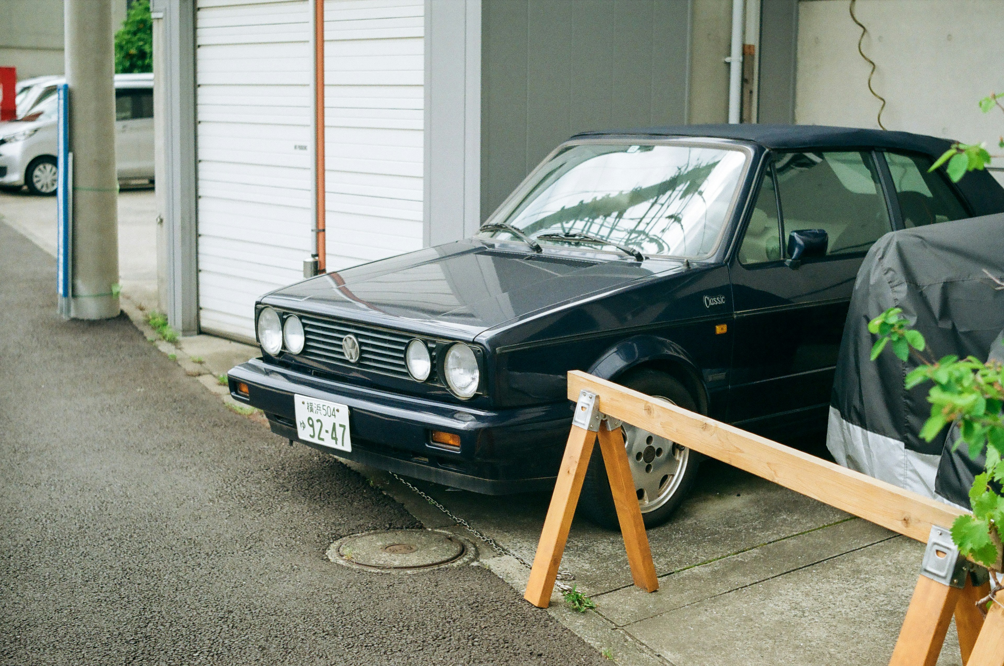 黒い車が駐車場に停まっている写真