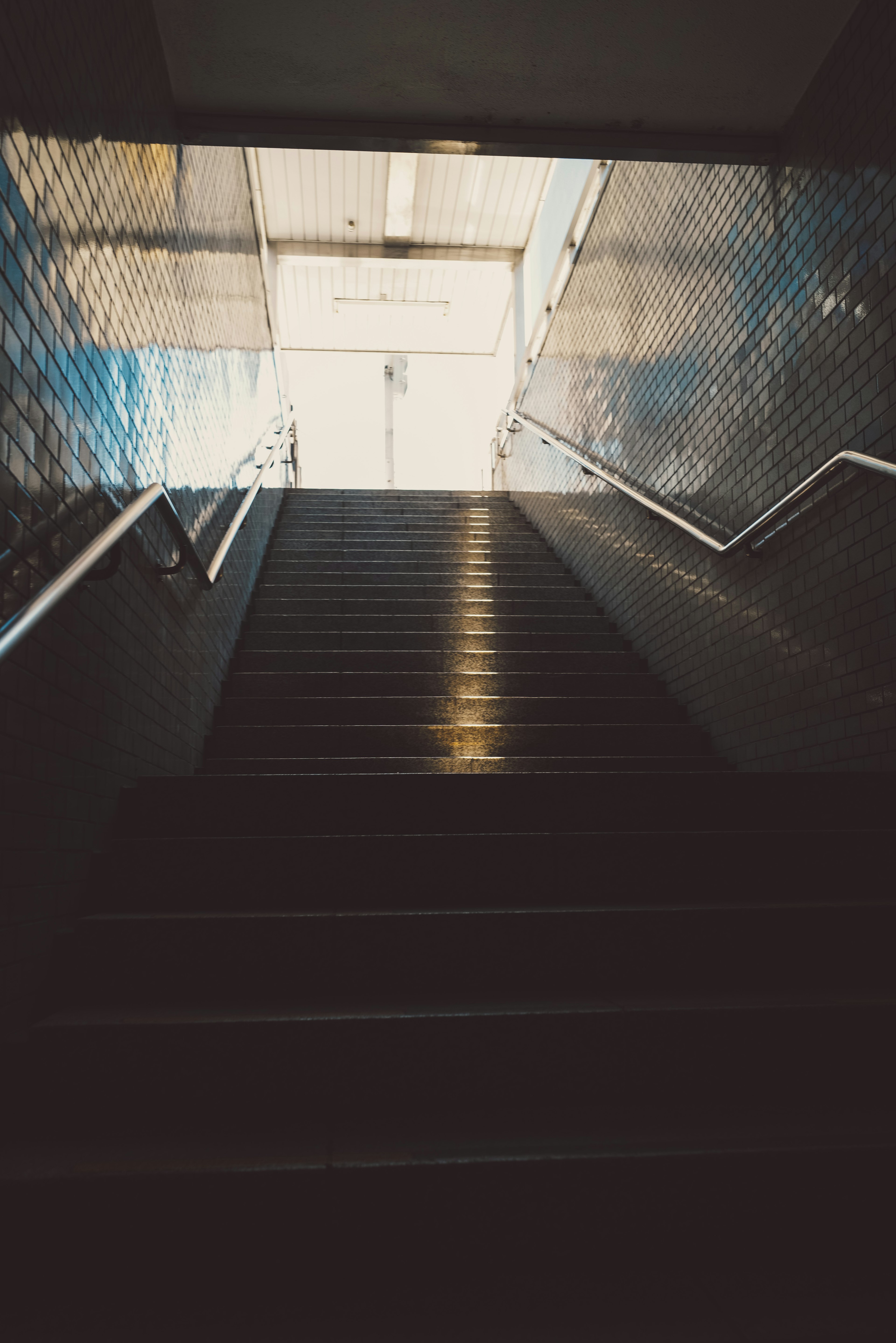 Photo prise de la perspective d'un escalier montant sortie lumineuse visible