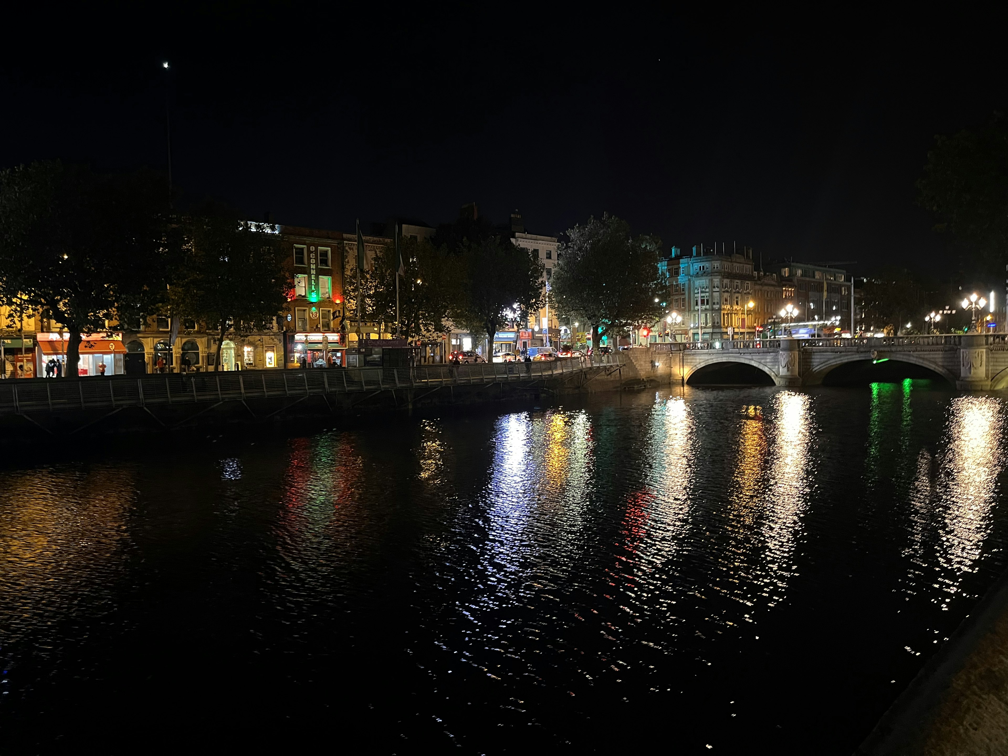 夜晚的都柏林河與橋，燈光的倒影