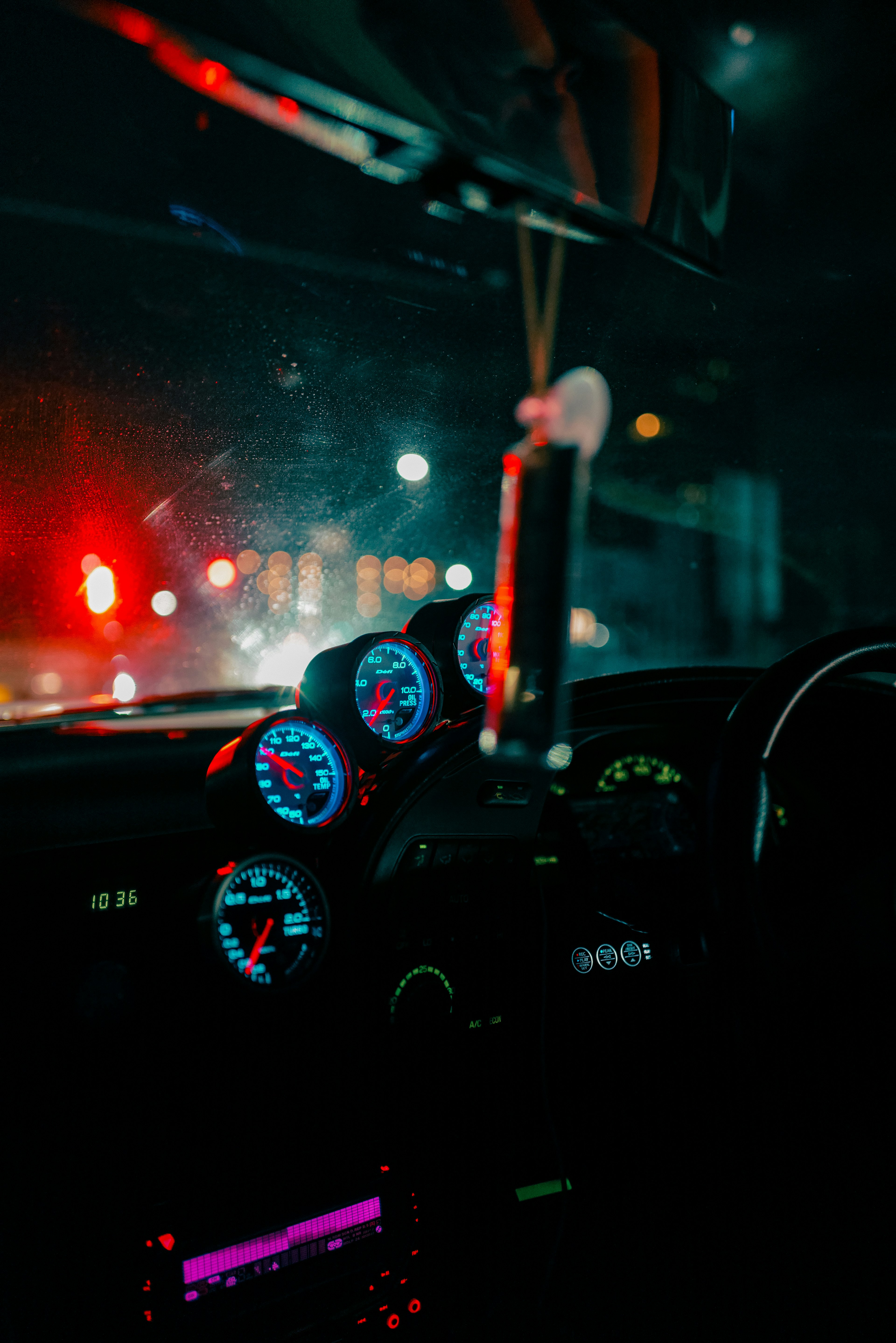 Interior de un coche de noche con medidores azules brillantes