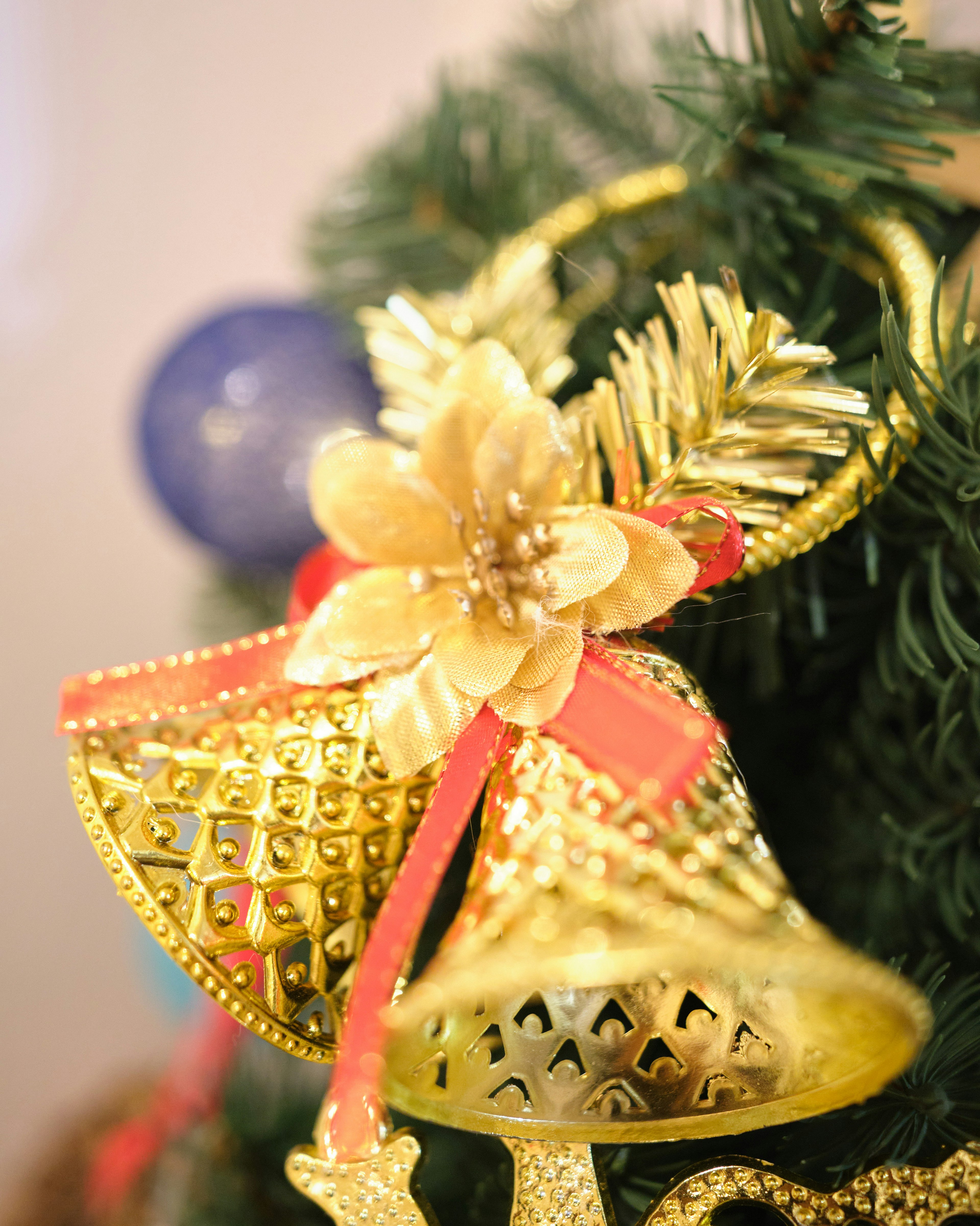 Campane dorate e decorazione floreale su un albero di Natale