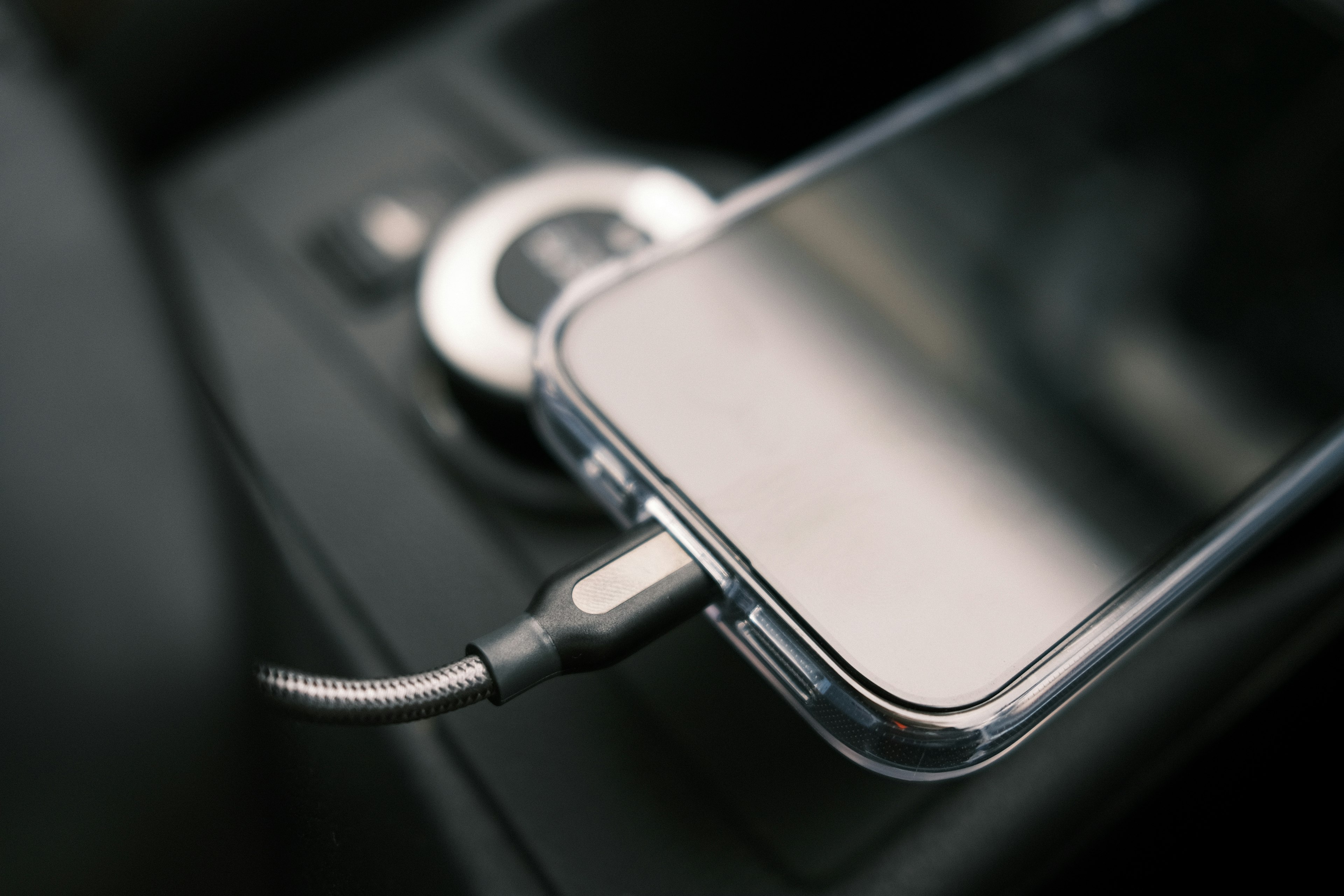 Smartphone connecté au chargeur dans la voiture