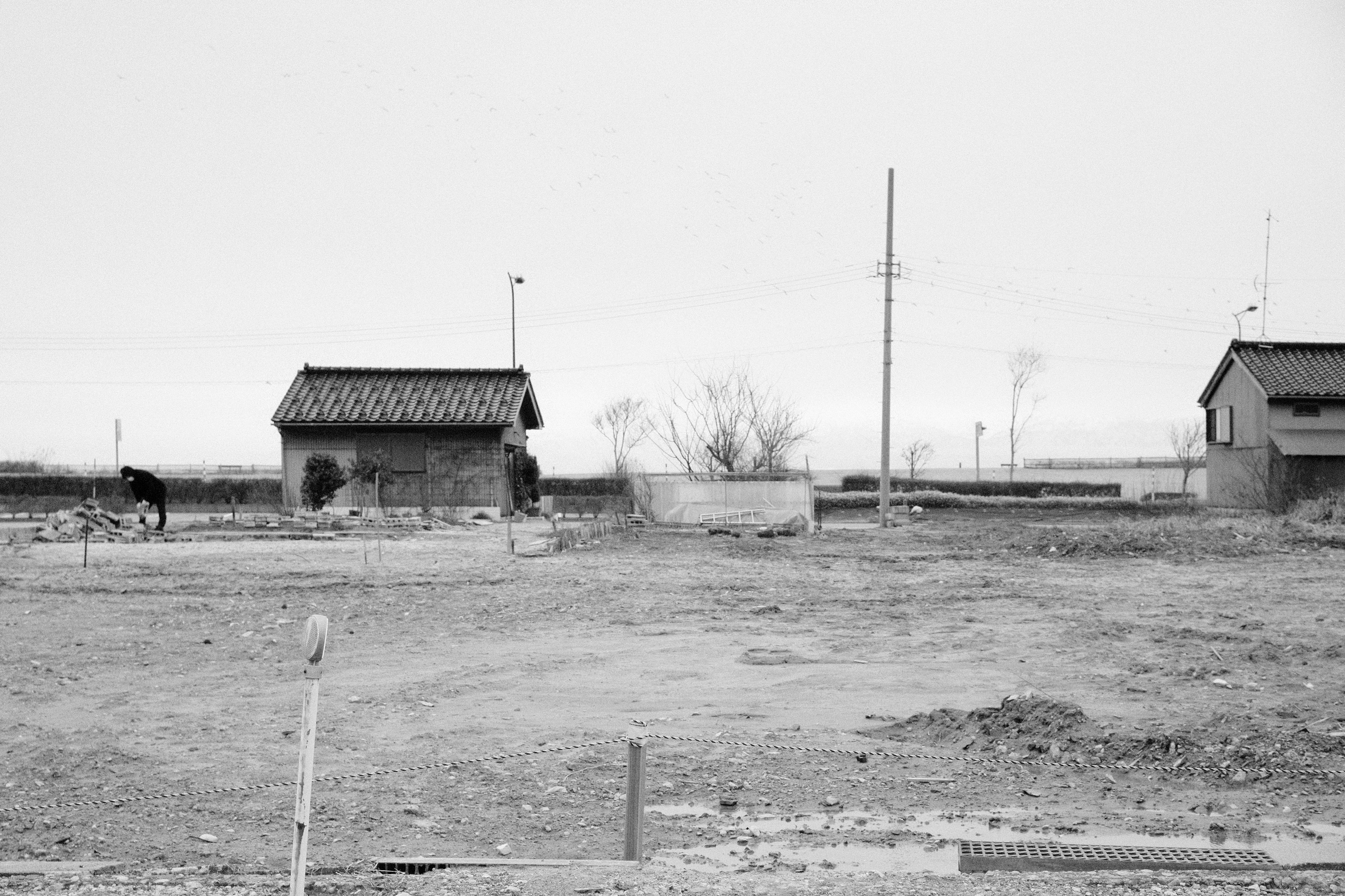 Un vasto espacio abierto con pequeñas casas en blanco y negro