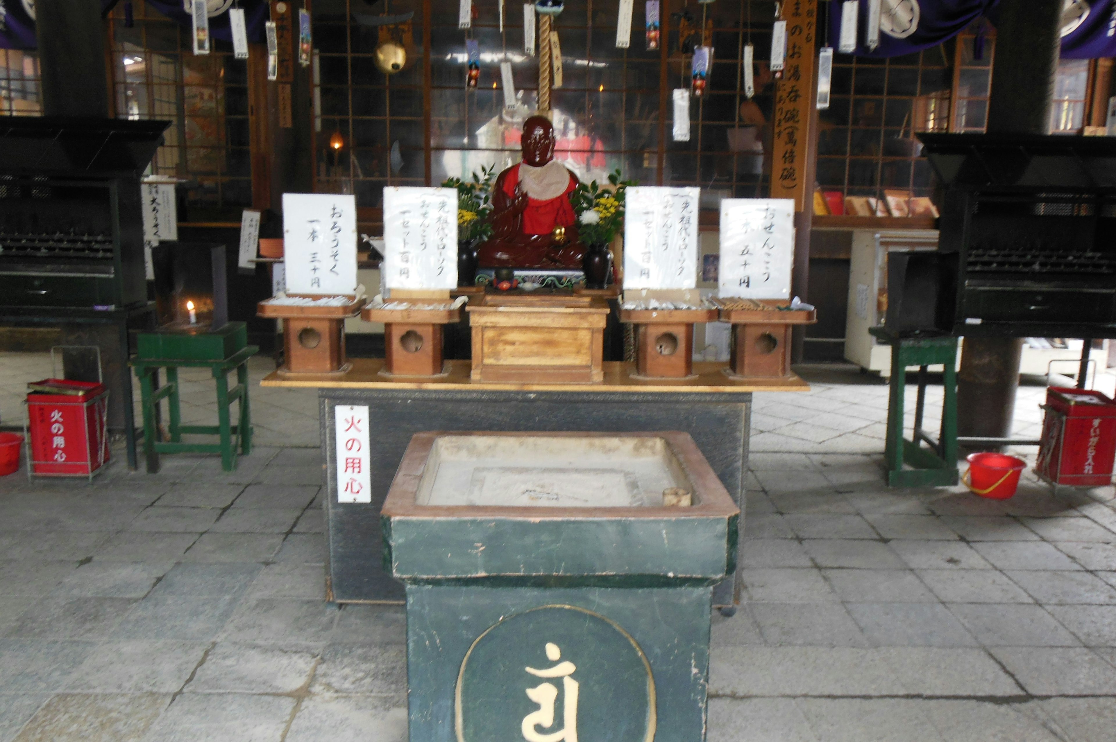 Inneres eines Schreins mit einem Altar und einer Statue