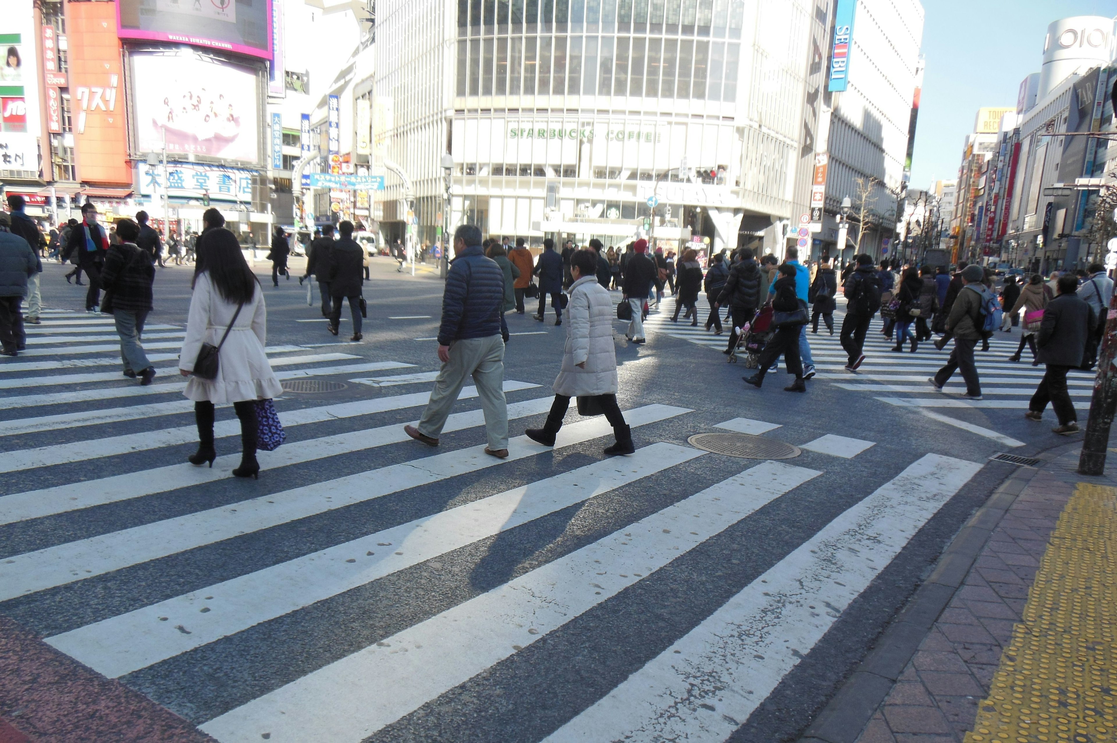 渋谷の交差点で行き交う人々