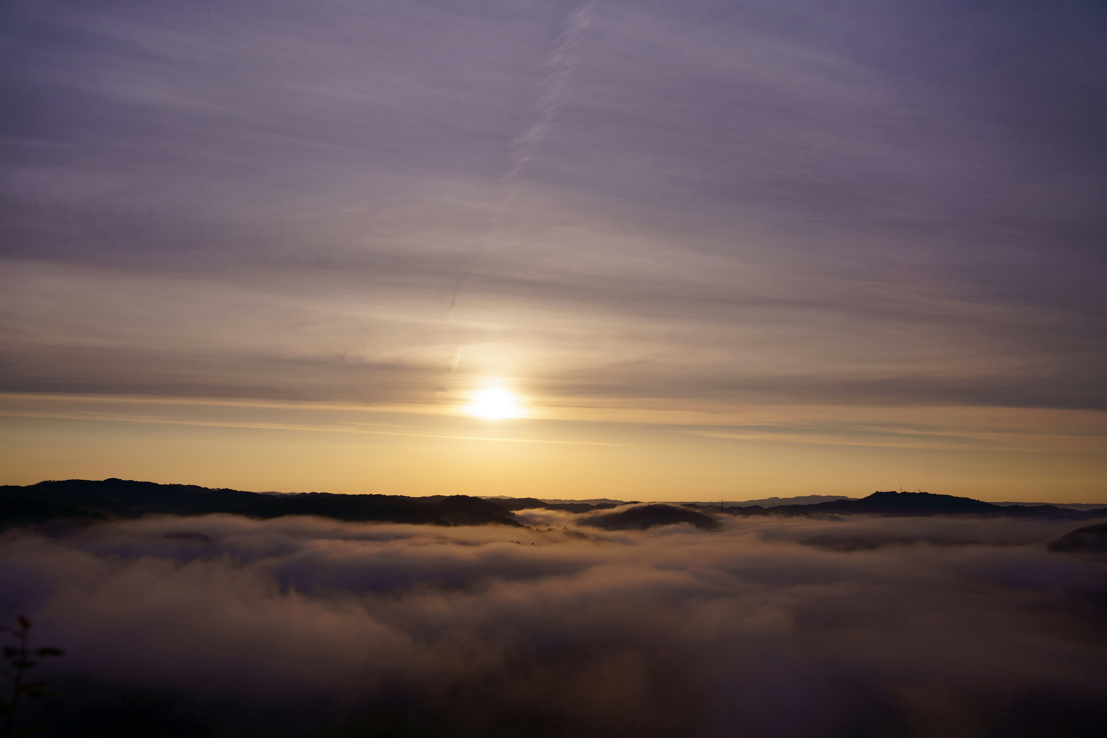 Sonnenaufgang über nebelbedeckten Bergen