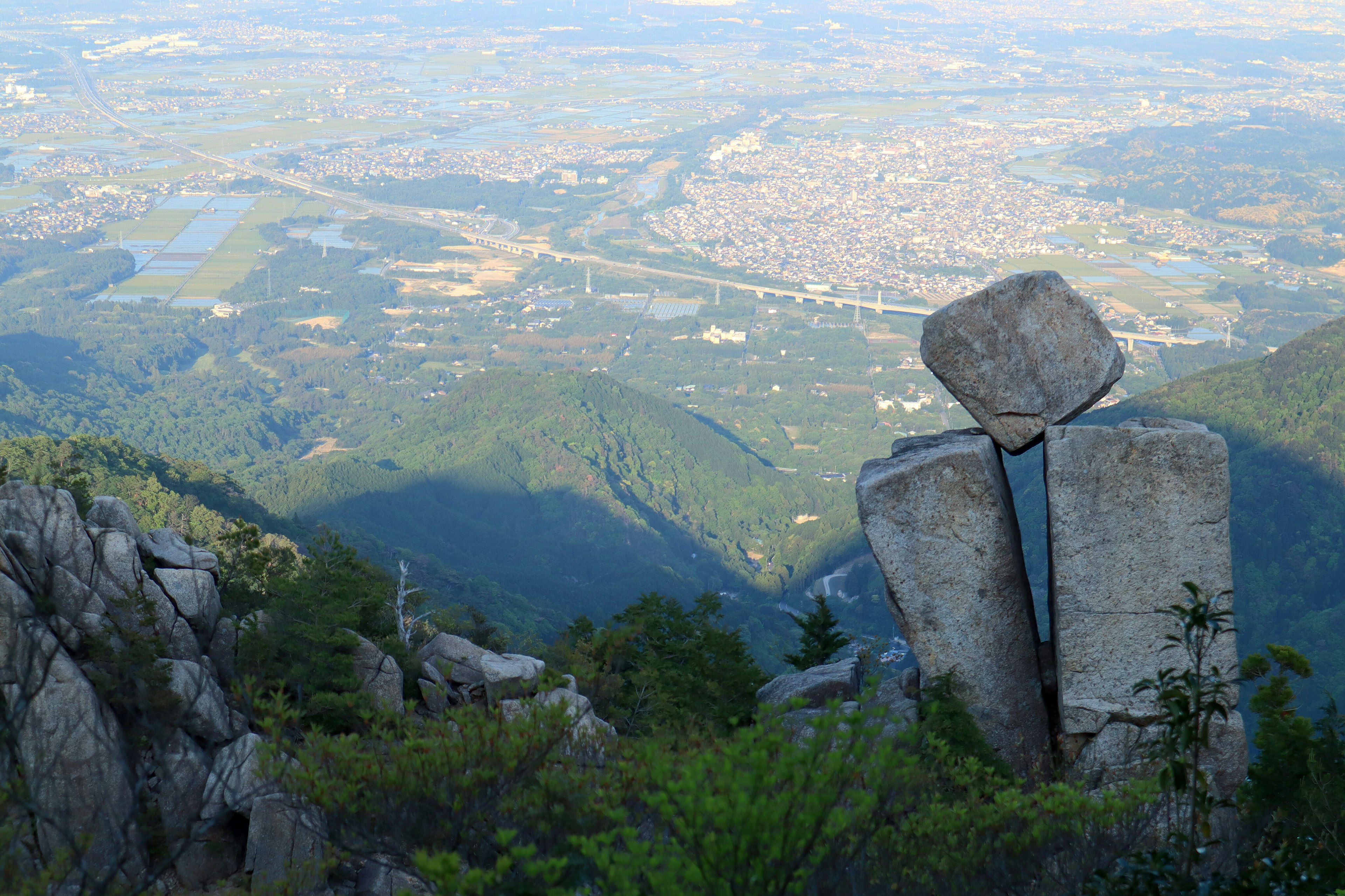 Große Felsformation auf dem Berggipfel mit Blick ins Tal