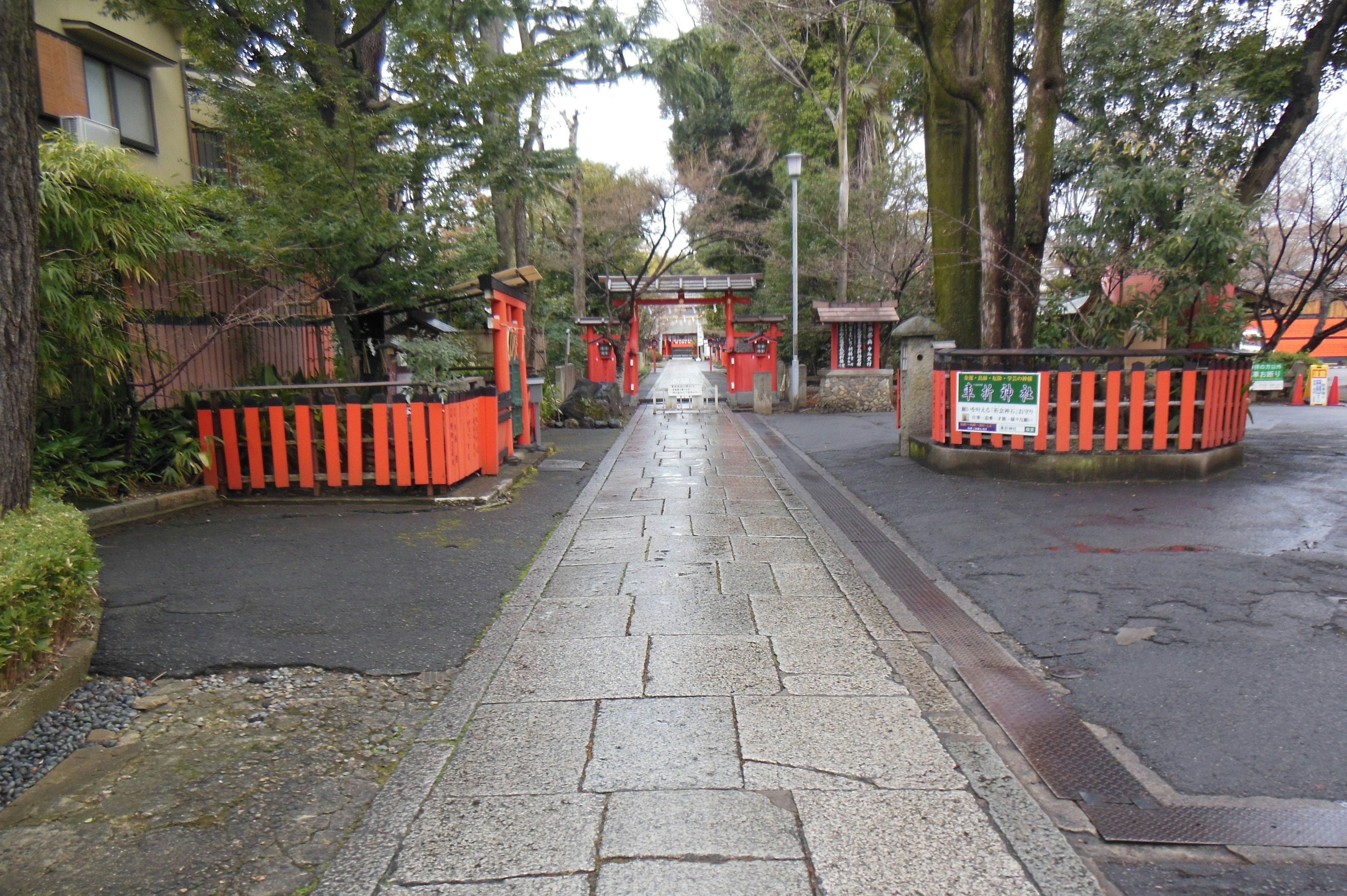 Sentiero tranquillo fiancheggiato da torii rossi