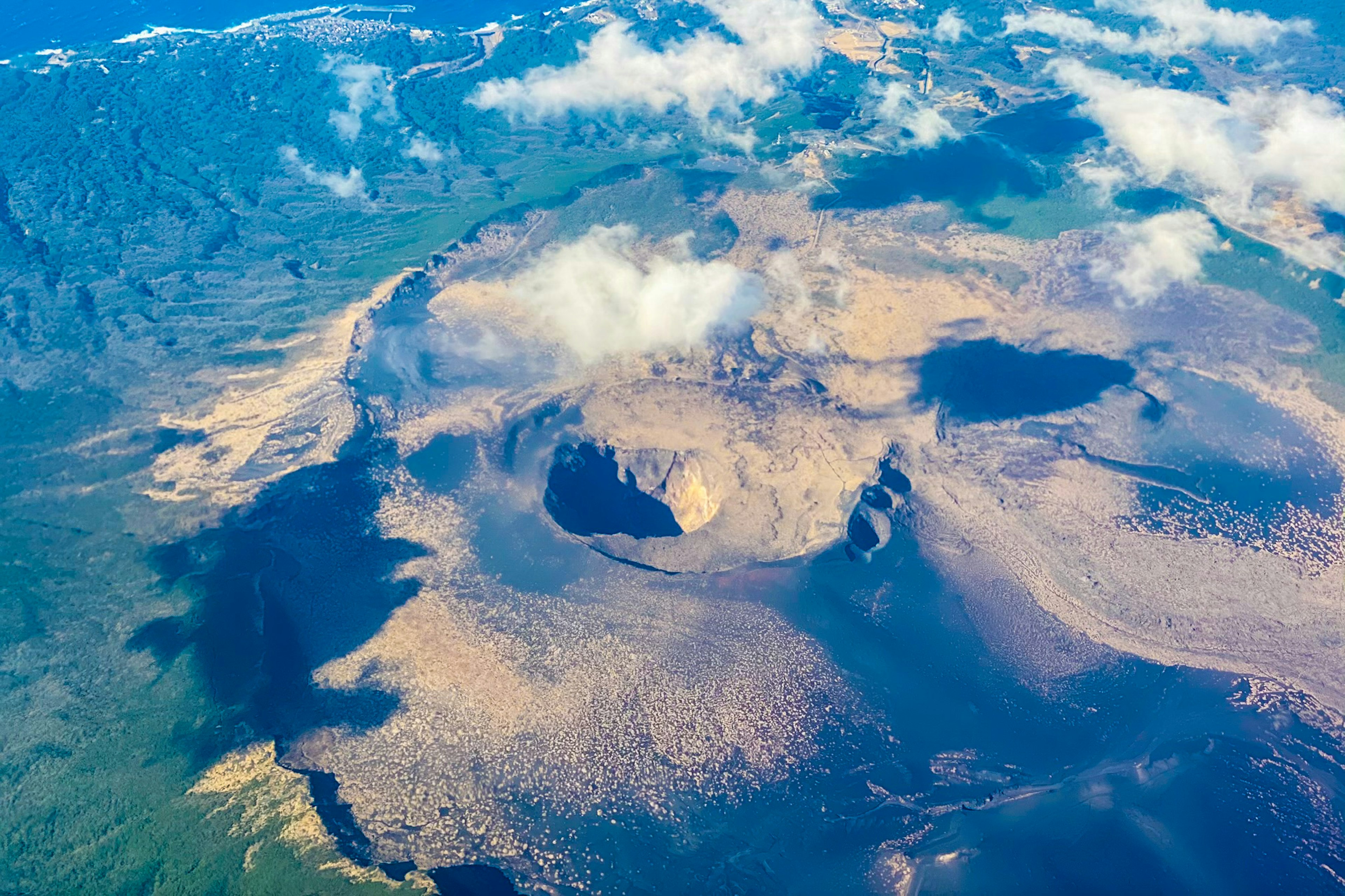 空から見た火山のクレーターと周辺の緑地