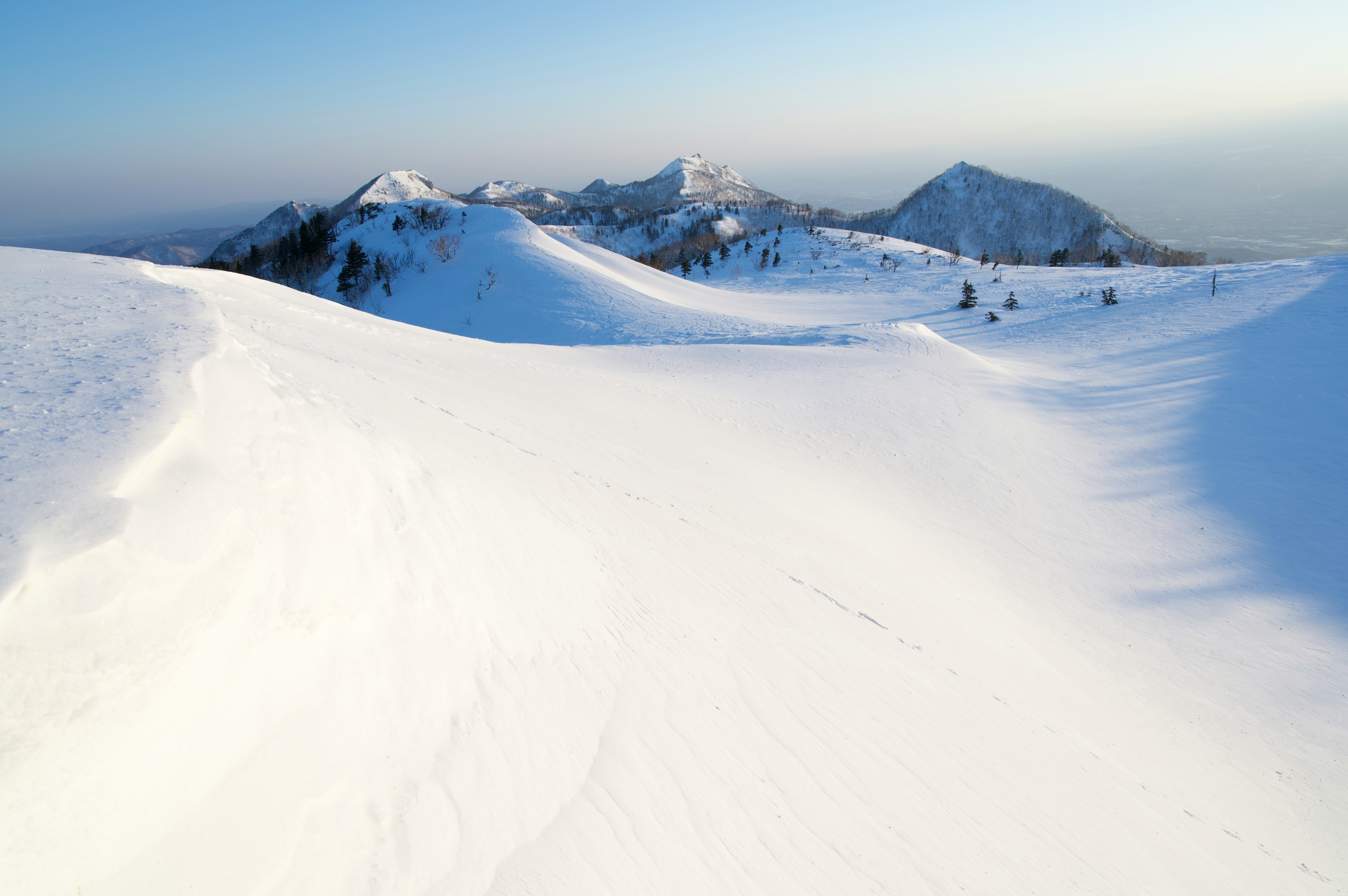 Ampio paesaggio di montagne innevate