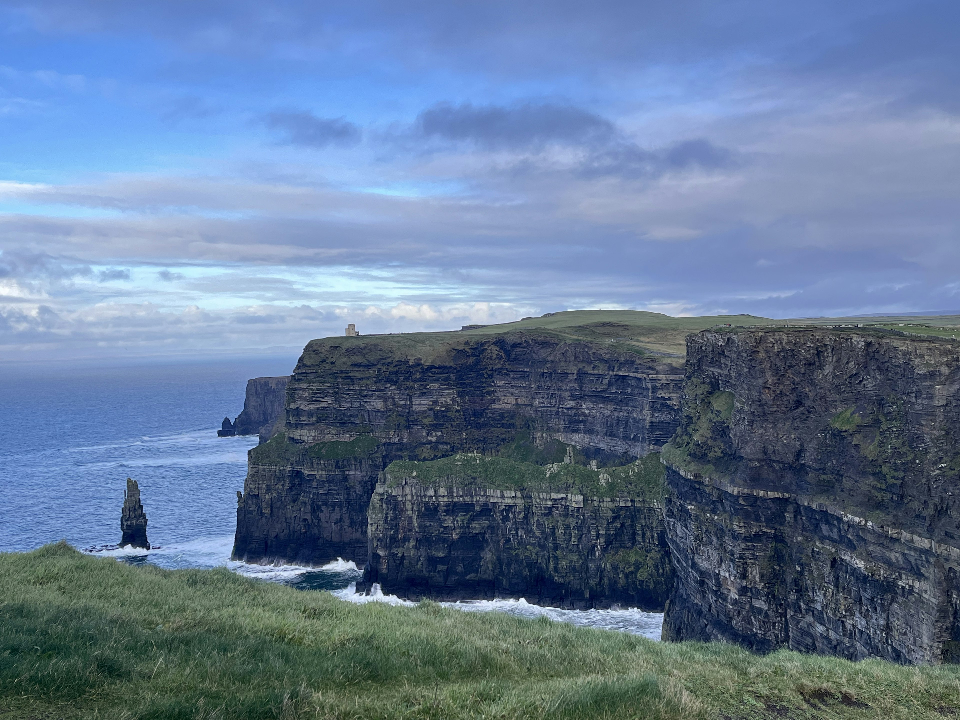 アイルランドのクレア州にある壮大なクリフ・オブ・モハーの景色 海と空の色合いが美しい