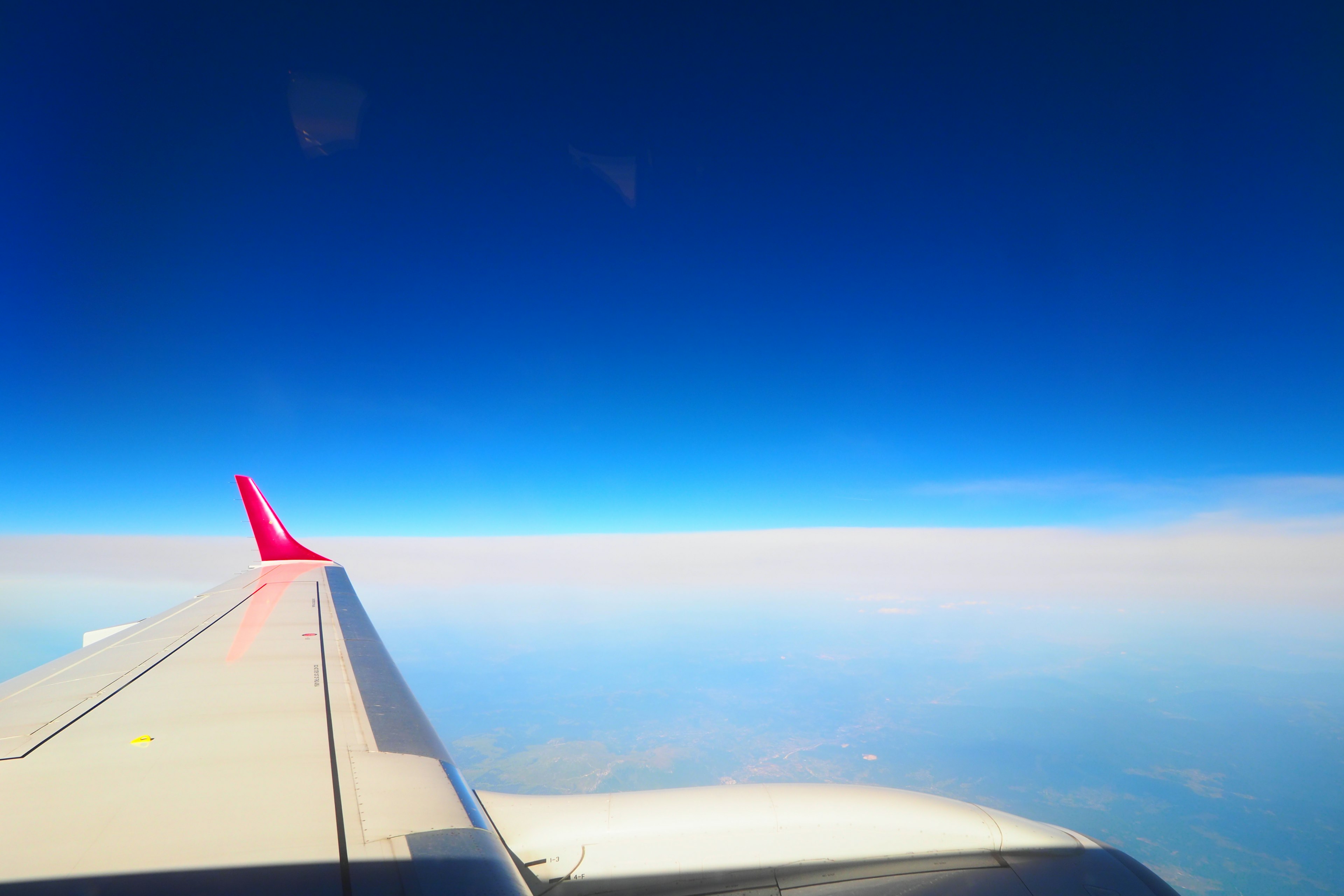 Blick auf den blauen Himmel und den Flugzeugflügel