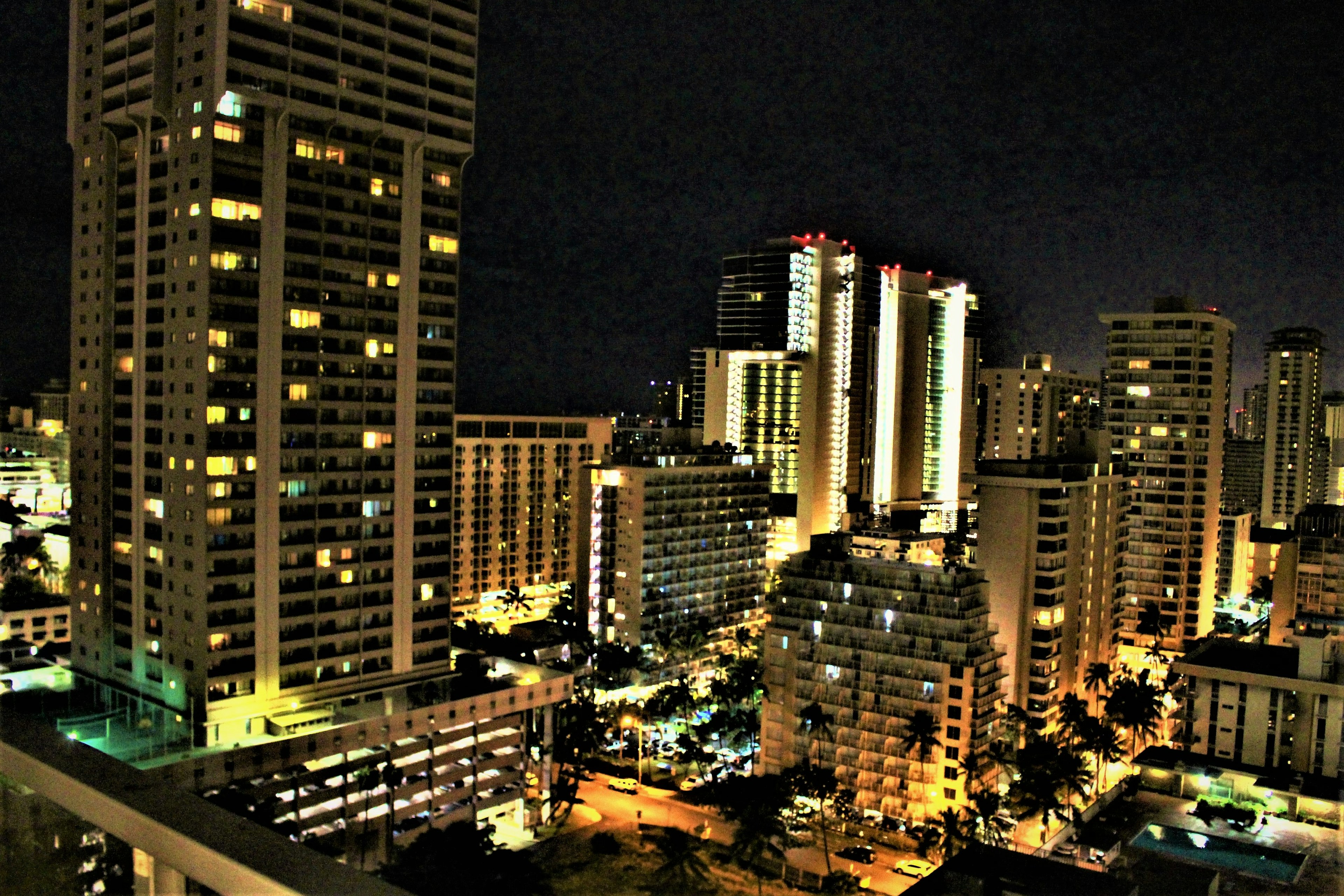 夜间城市天际线，建筑物和街灯亮起