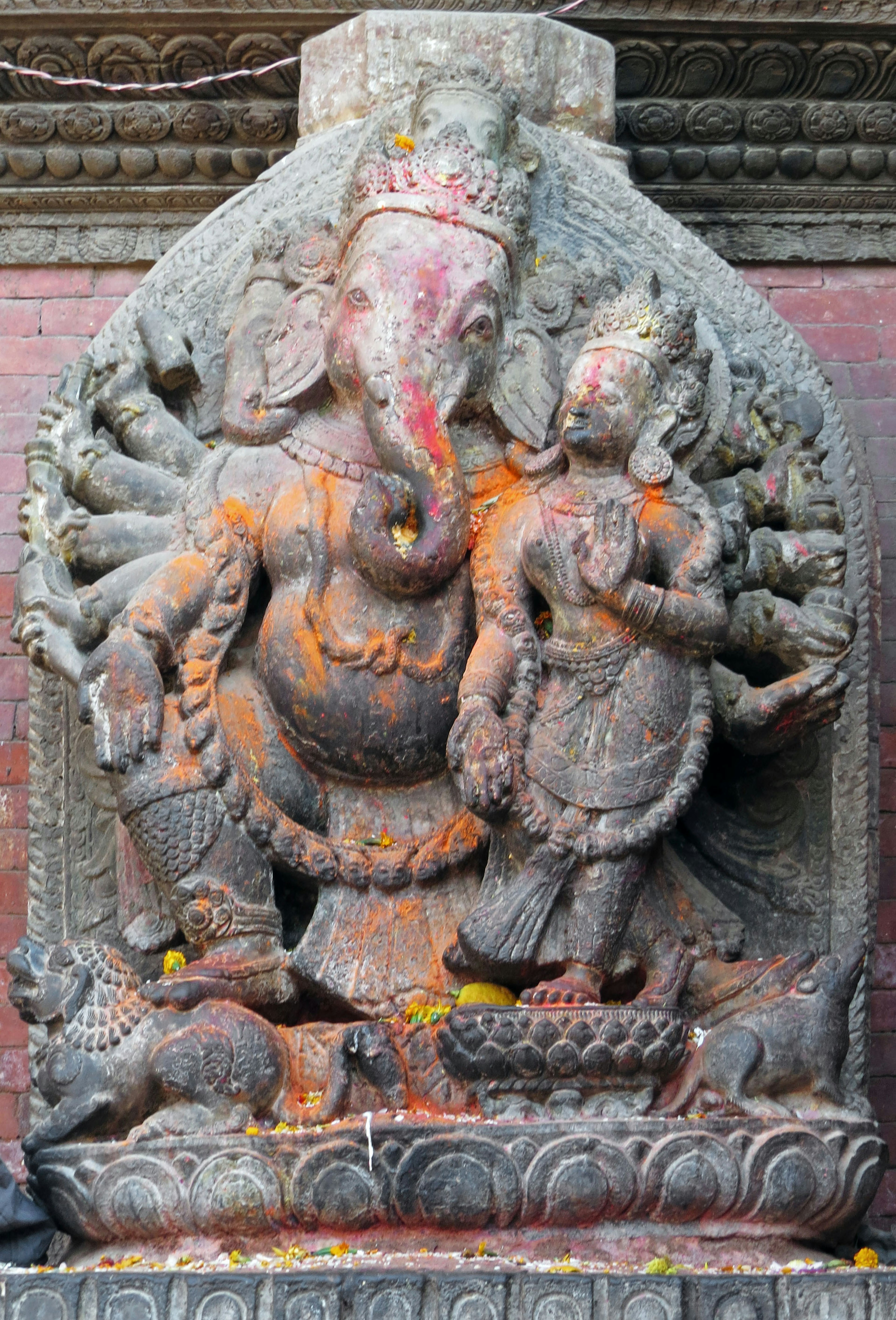 Steinskulptur mit Lord Ganesha und einer Göttin mit komplizierten Details