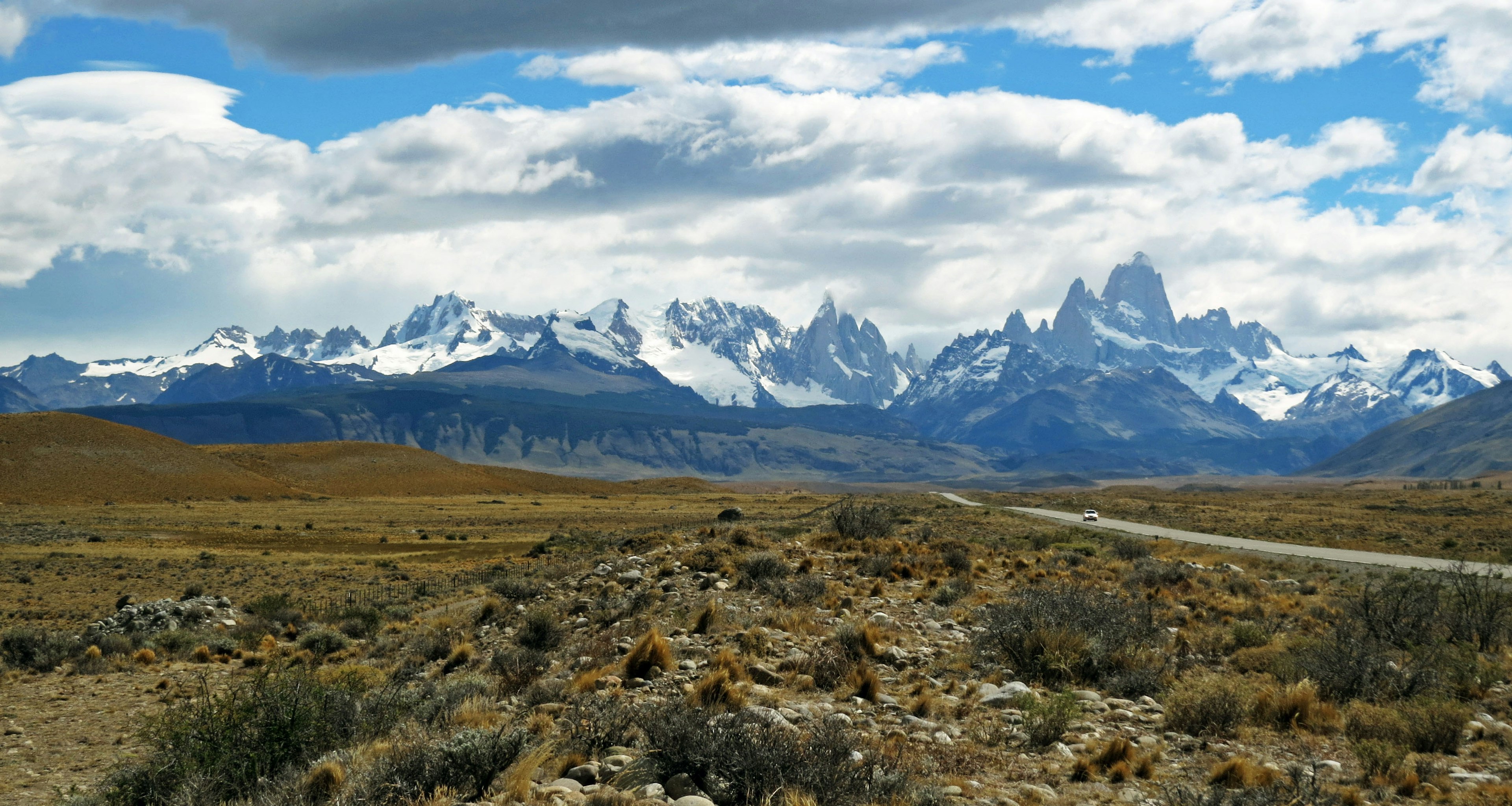 Amplio paisaje de la Patagonia con montañas nevadas y cielo azul