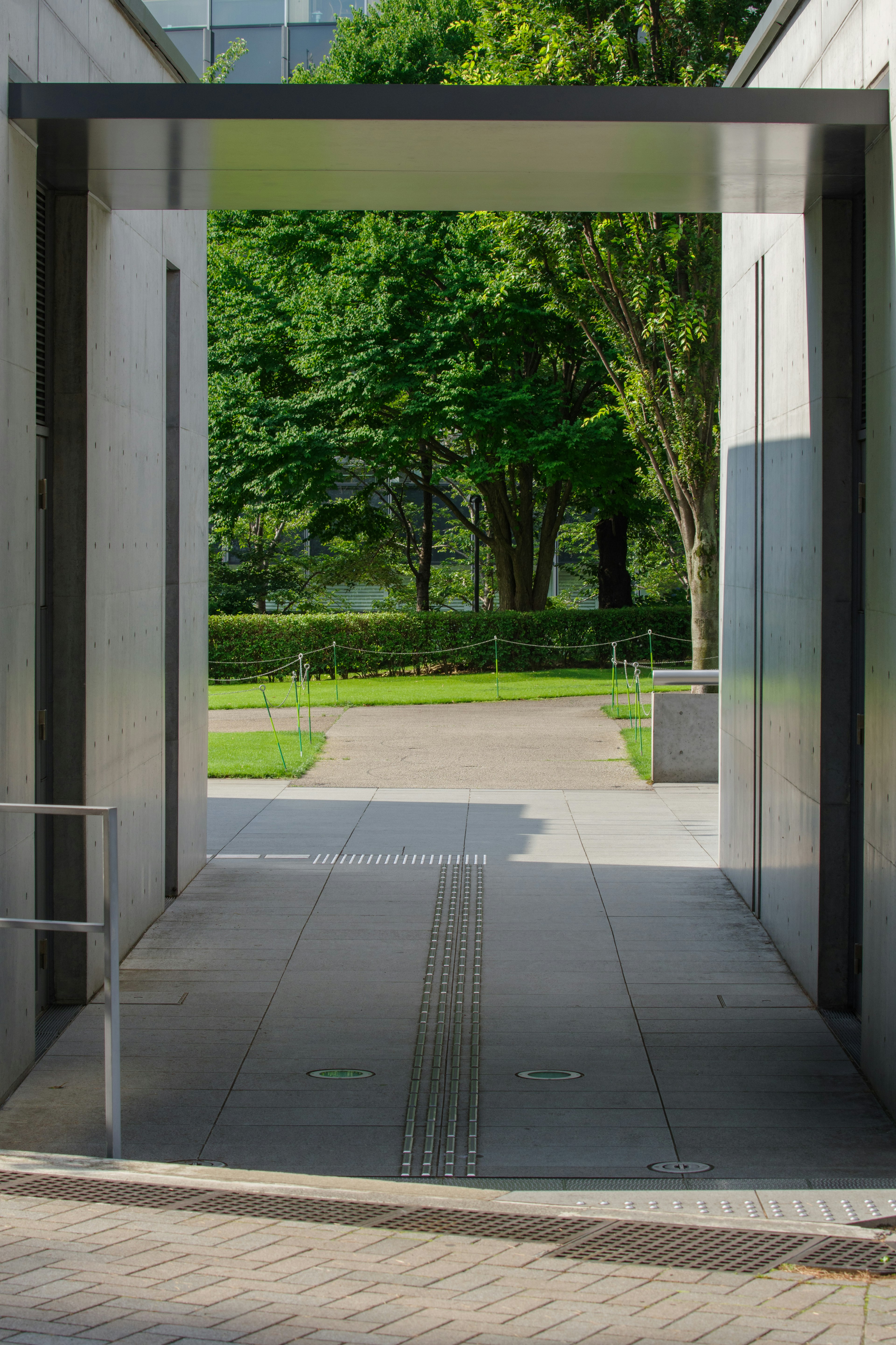 緑の公園が見えるモダンなアーチ型の通路