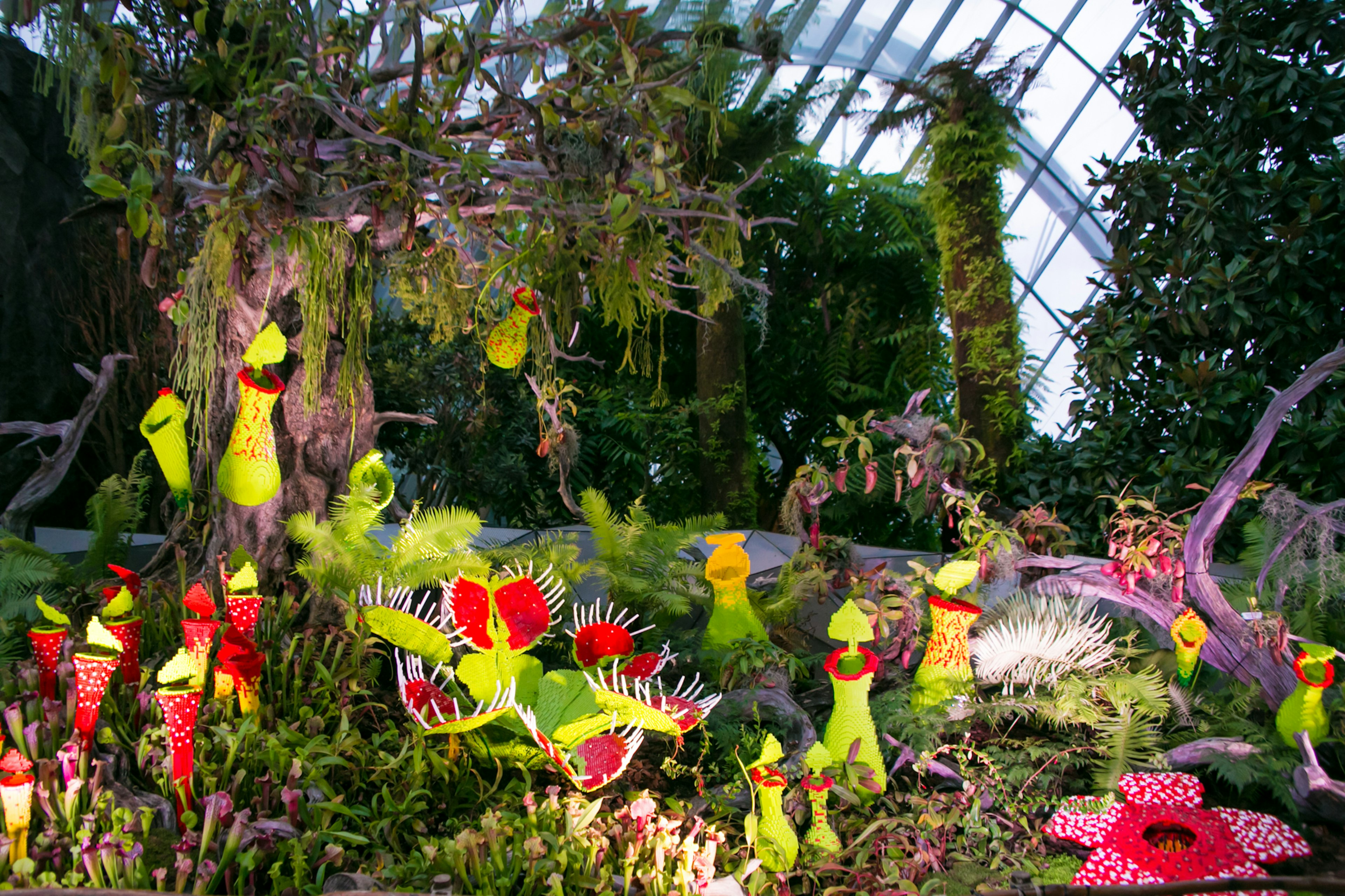 Lebendige fleischfressende Pflanzen und bunte Blumen in einer üppigen Gartenlandschaft