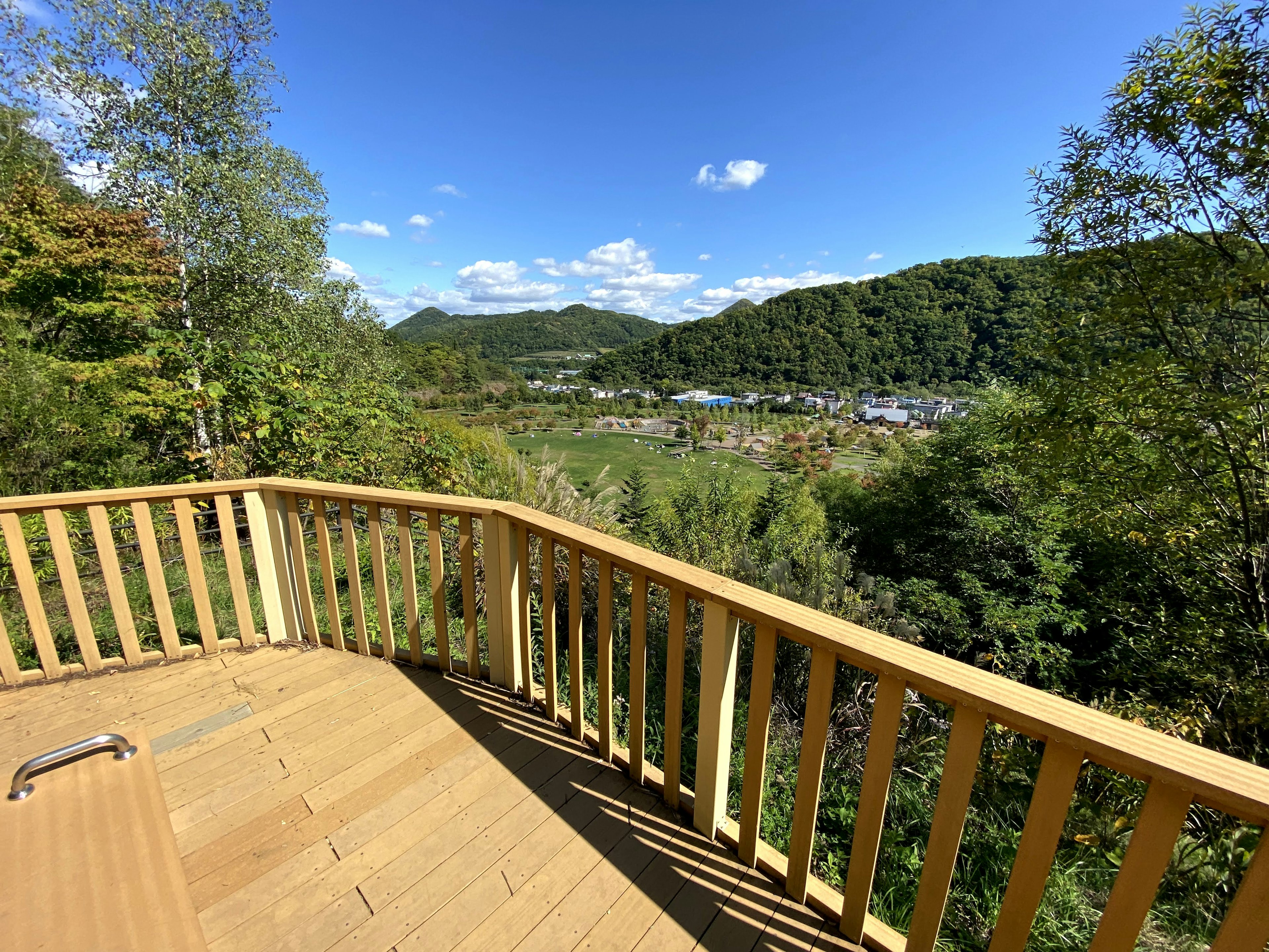 Terrazza in legno con vista su un bellissimo paesaggio naturale e cielo azzurro