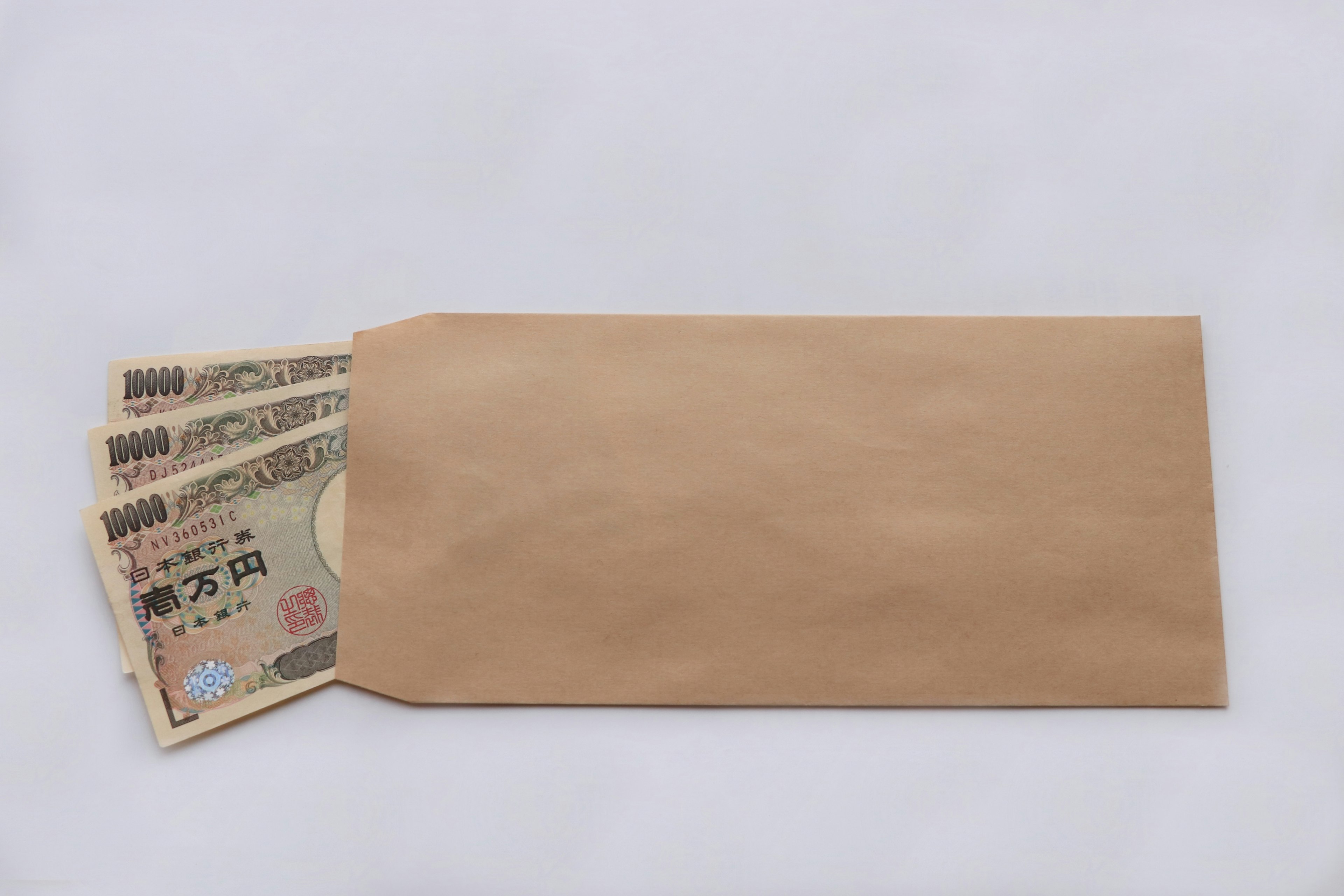 Enveloppe brune avec des billets de yen japonais partiellement visibles