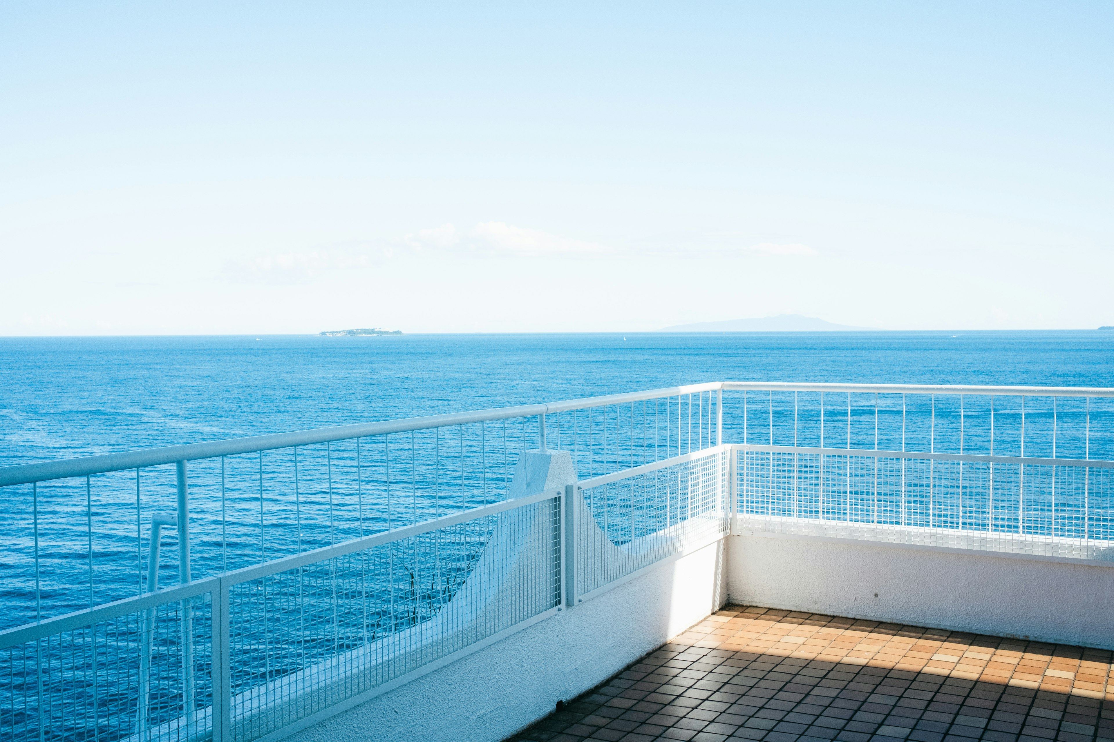 Balkon mit Blick auf ein schönes blaues Meer und einen klaren Himmel