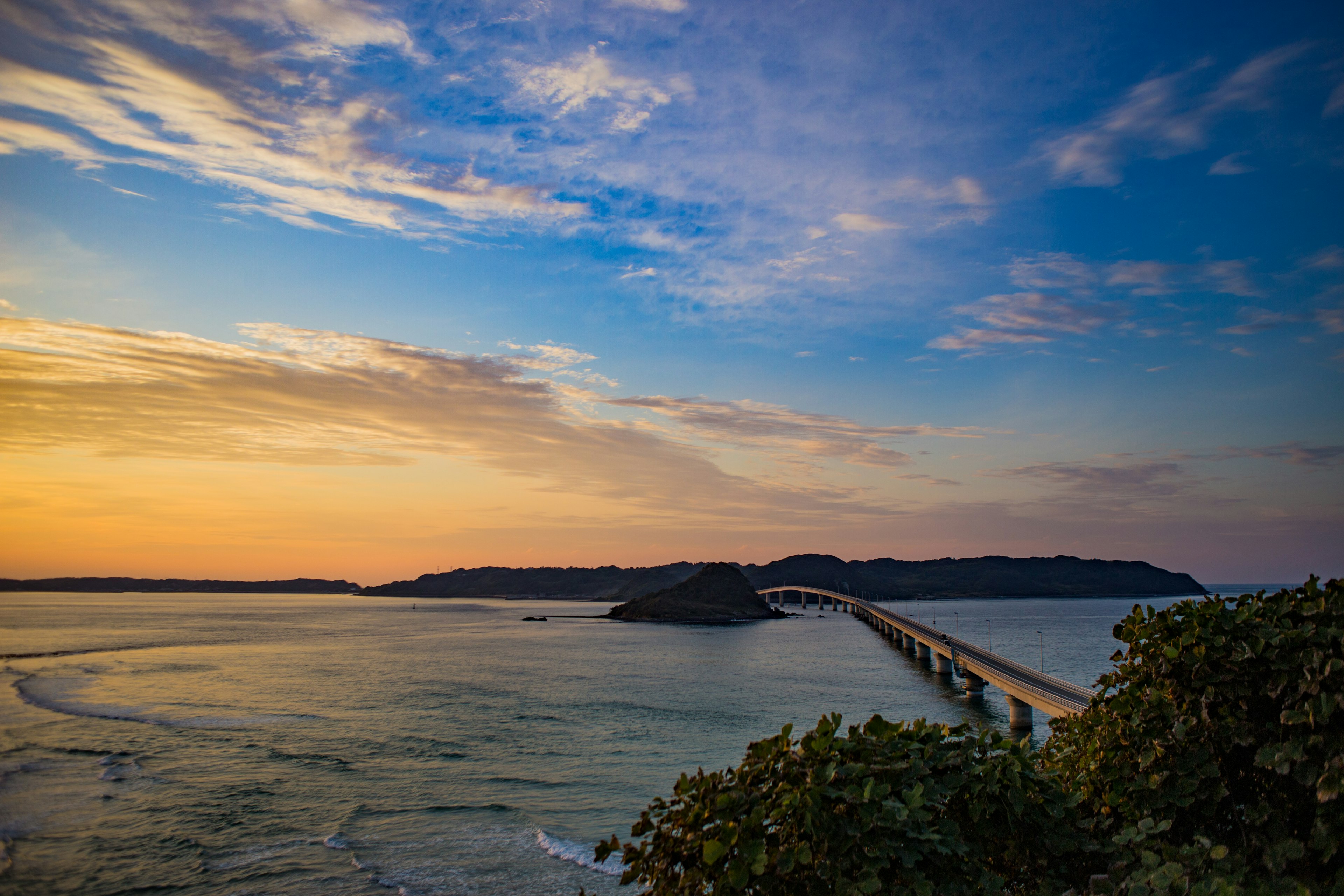 Malersicher Blick auf eine Brücke über das Meer bei Sonnenuntergang